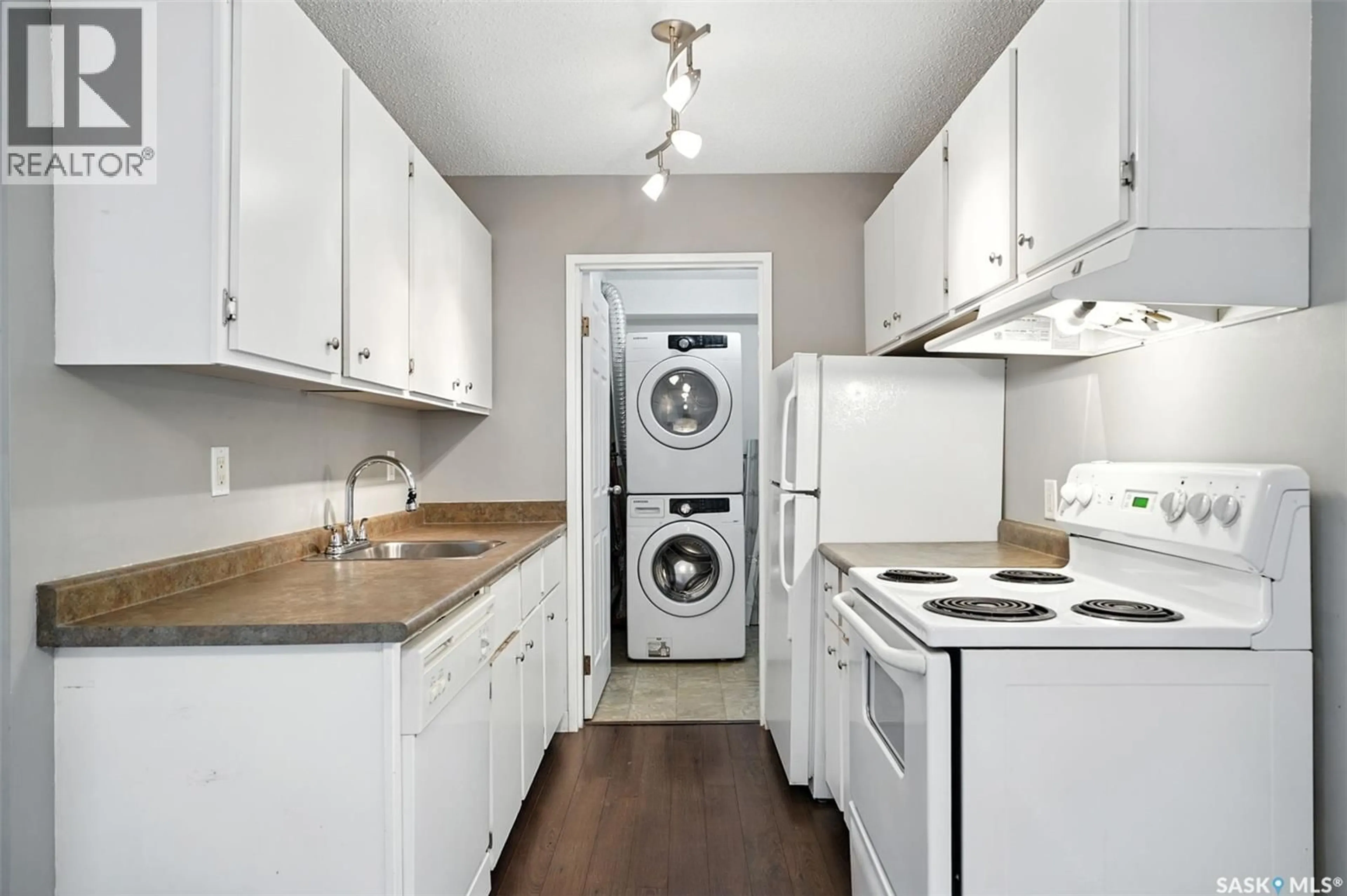 Standard kitchen, wood/laminate floor for 802C - 106 KINGSMERE BOULEVARD, Saskatoon Saskatchewan S7J4B7
