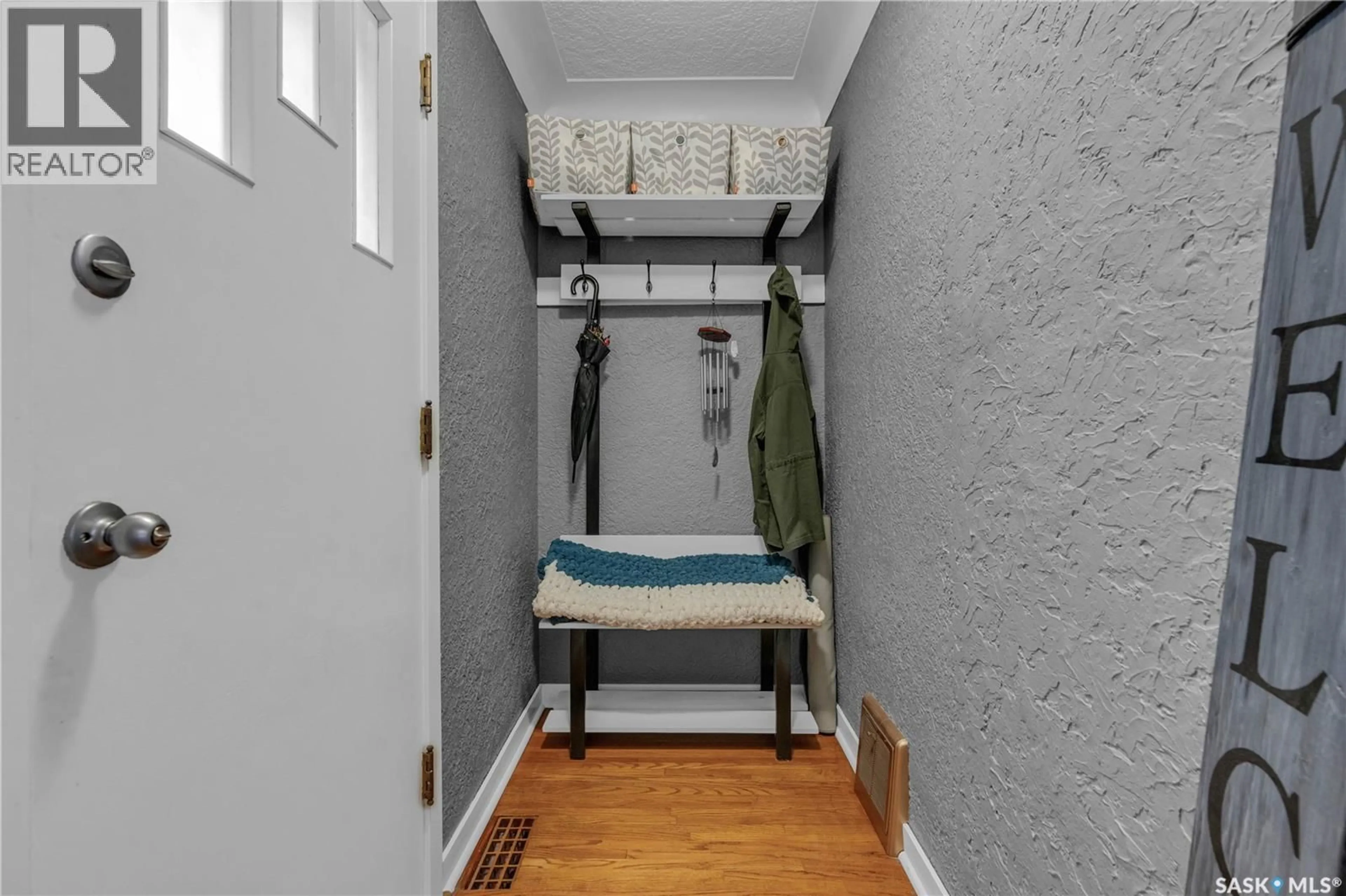 Indoor entryway for 2431 ELLIOTT STREET, Regina Saskatchewan S4N3H4