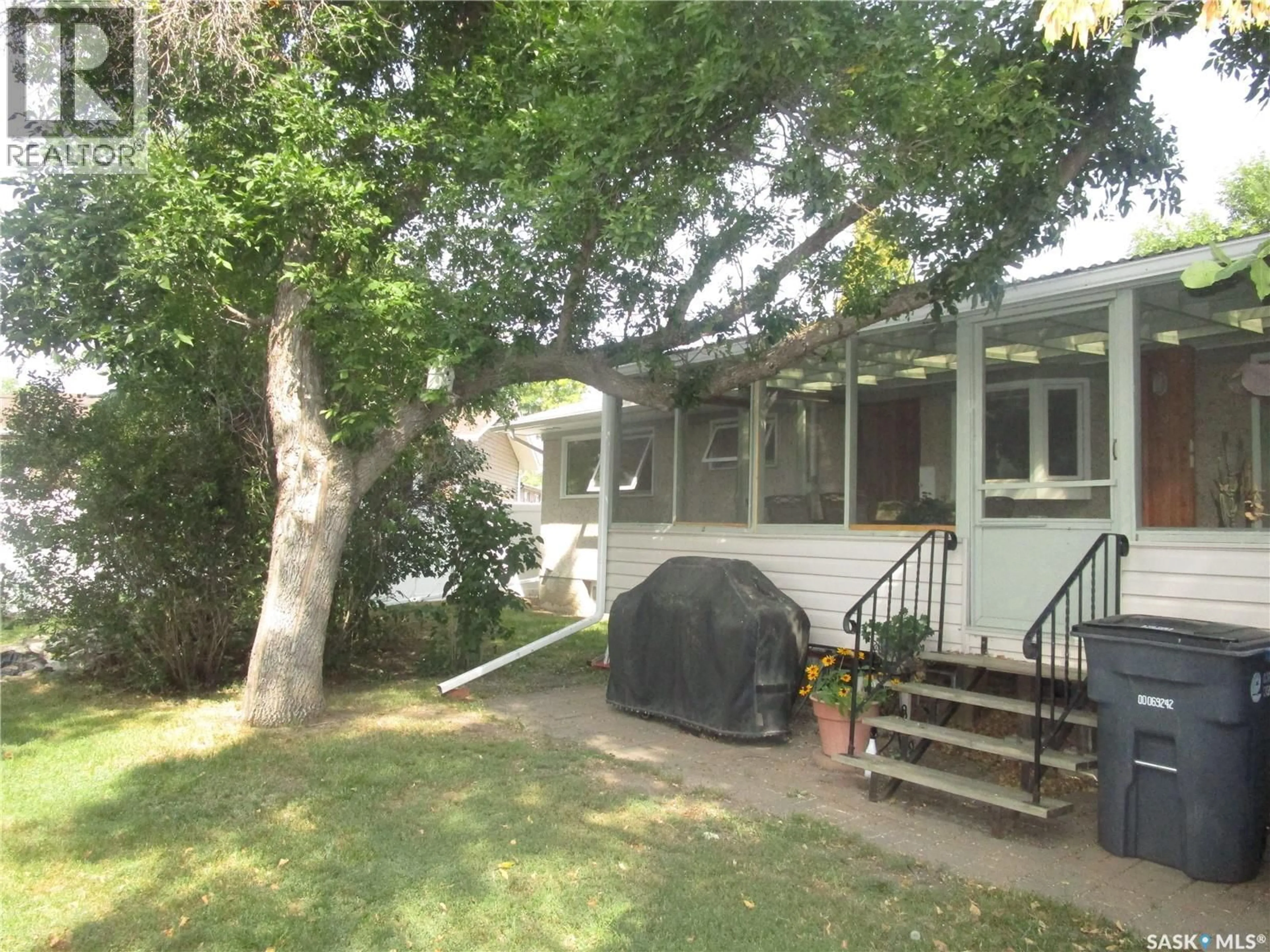 Patio, street for 129 EMPIRE PLACE, Assiniboia Saskatchewan S0H0B0