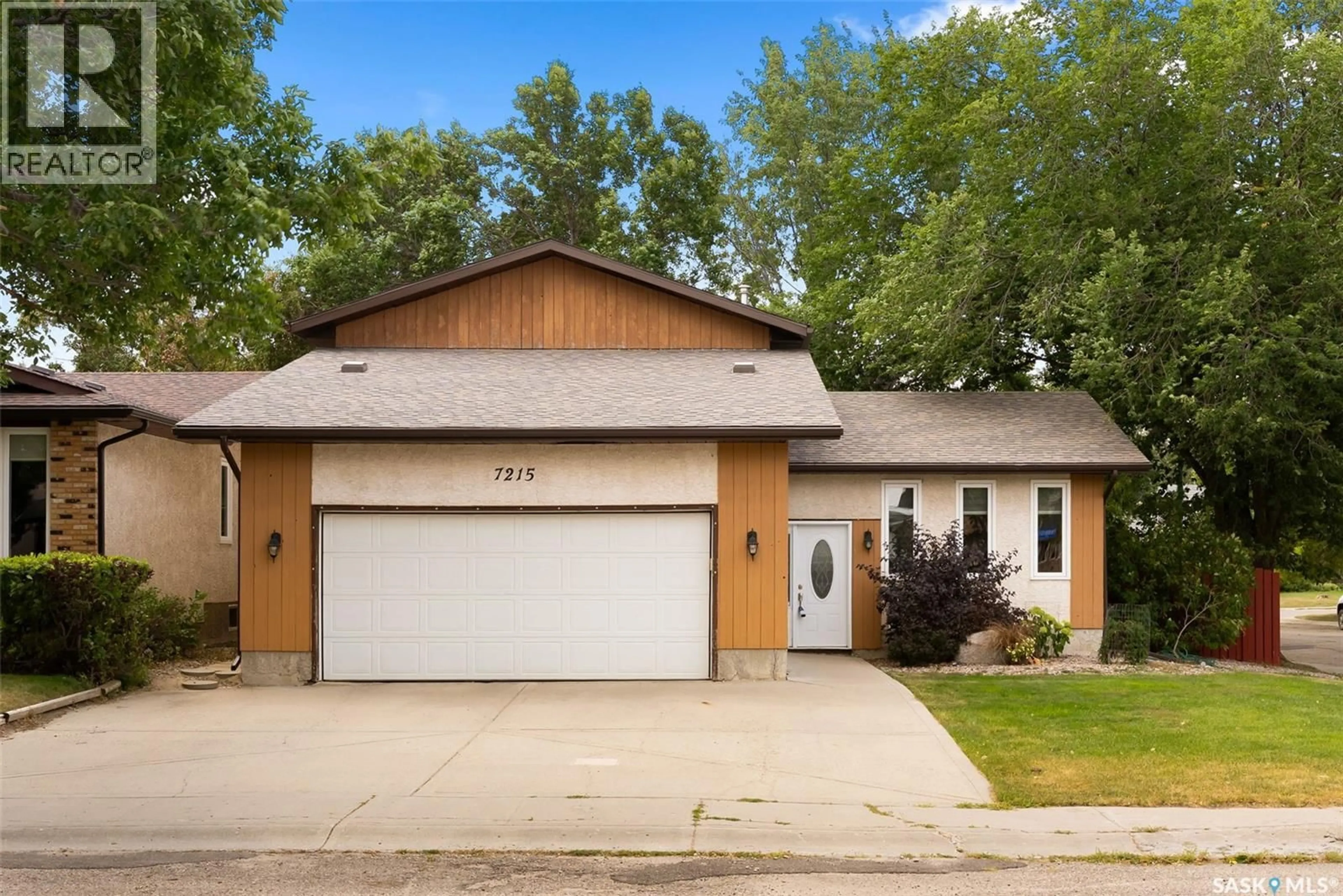 Home with vinyl exterior material, street for 7215 CLIPSHAM AVENUE, Regina Saskatchewan S4X2S9