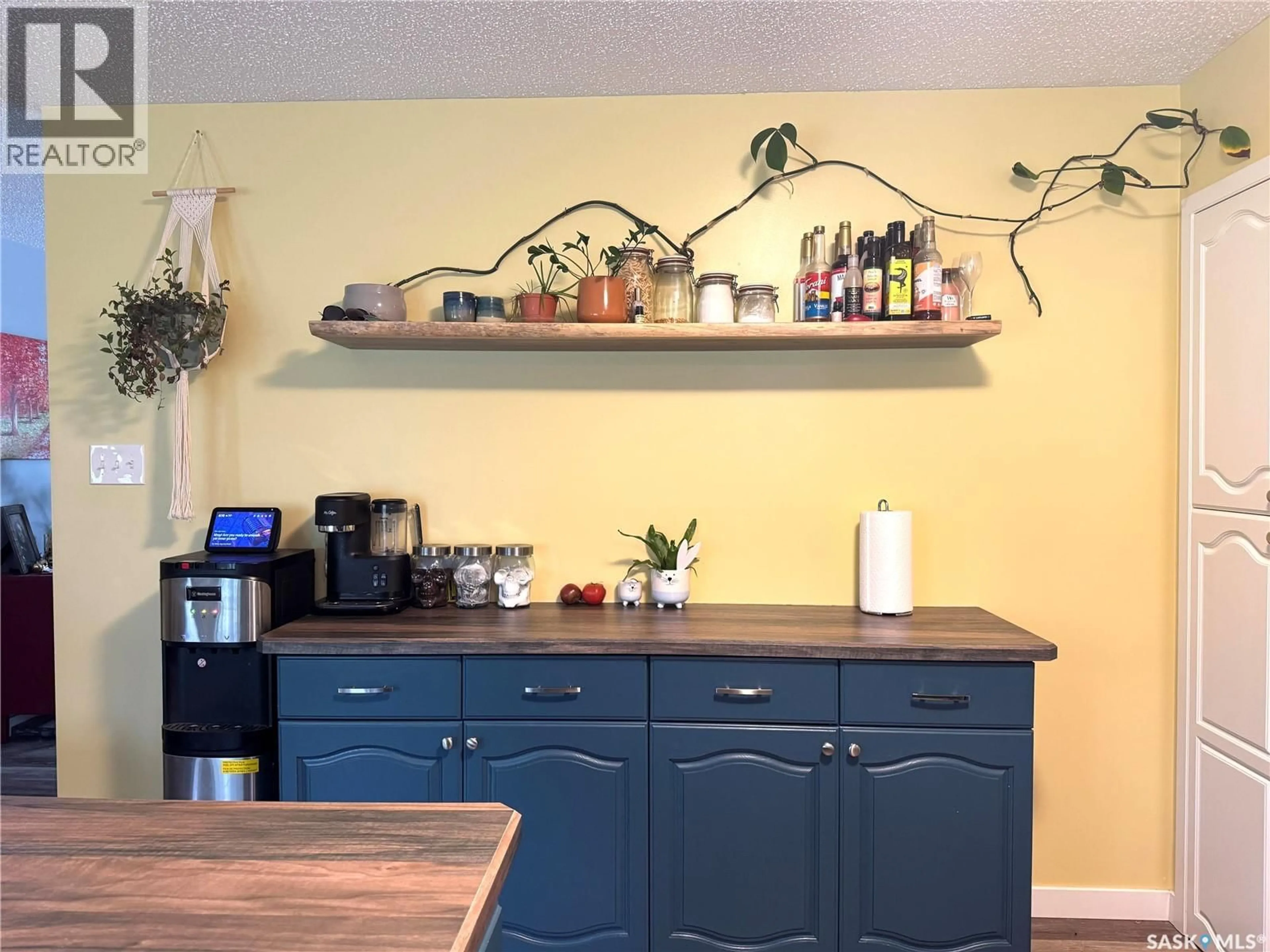 Open concept kitchen, wood/laminate floor for E - 623 LITTLE QUILL AVENUE, Wynyard Saskatchewan S0A4T0