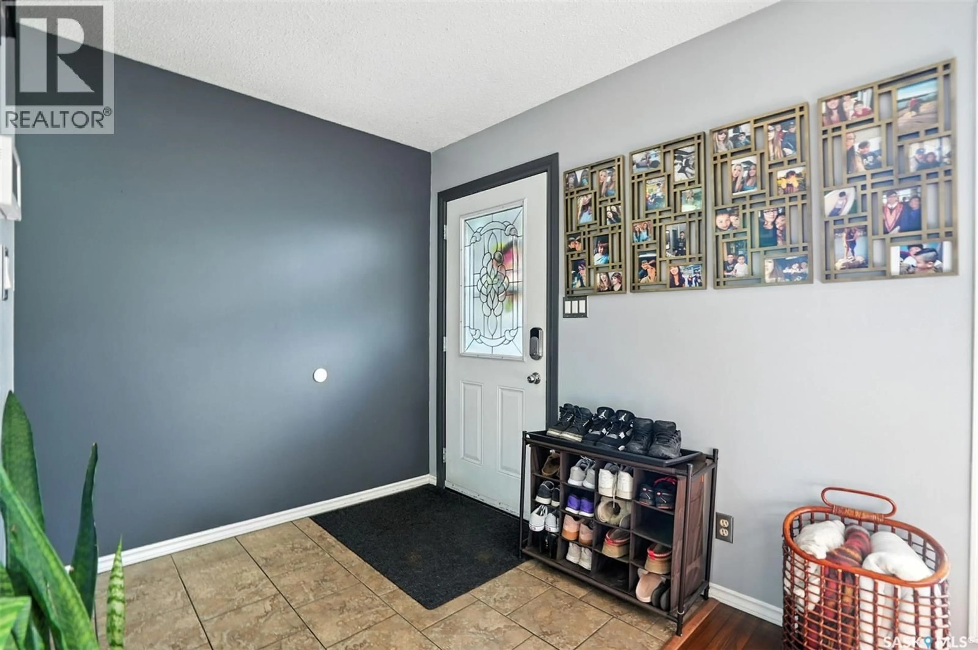 Indoor entryway for 3714 FAIRLIGHT DRIVE, Saskatoon Saskatchewan S7M4T5