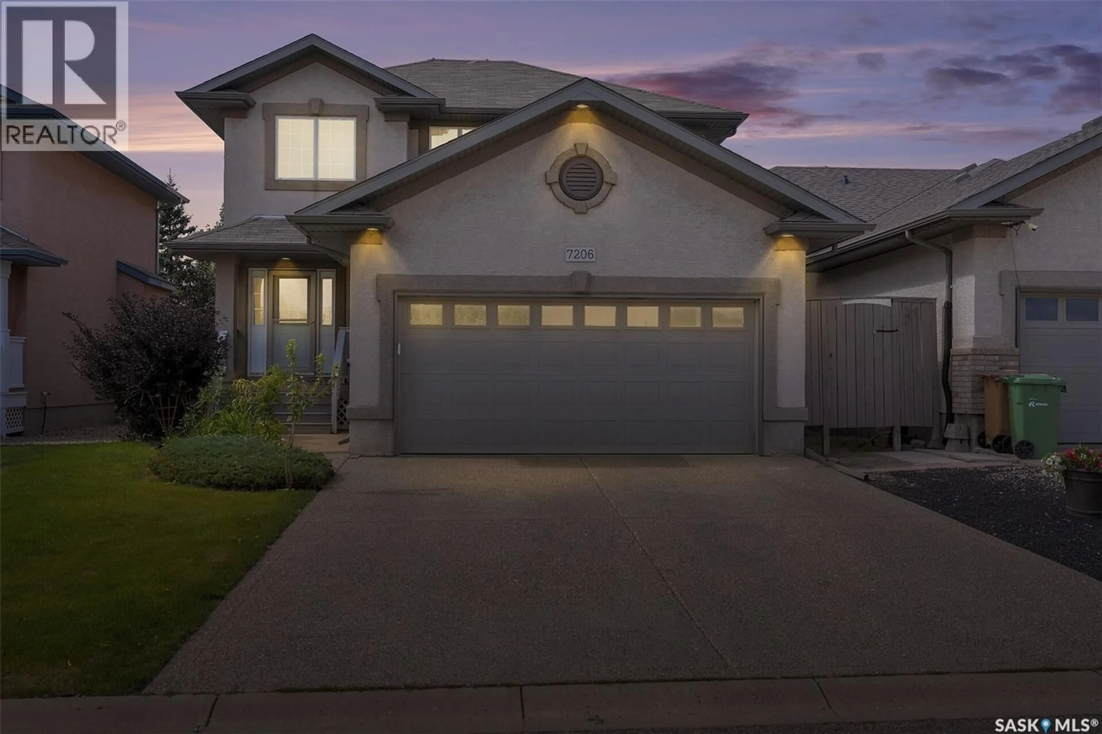 Home with vinyl exterior material, street for 7206 WASCANA COVE WAY, Regina Saskatchewan S4V3G2