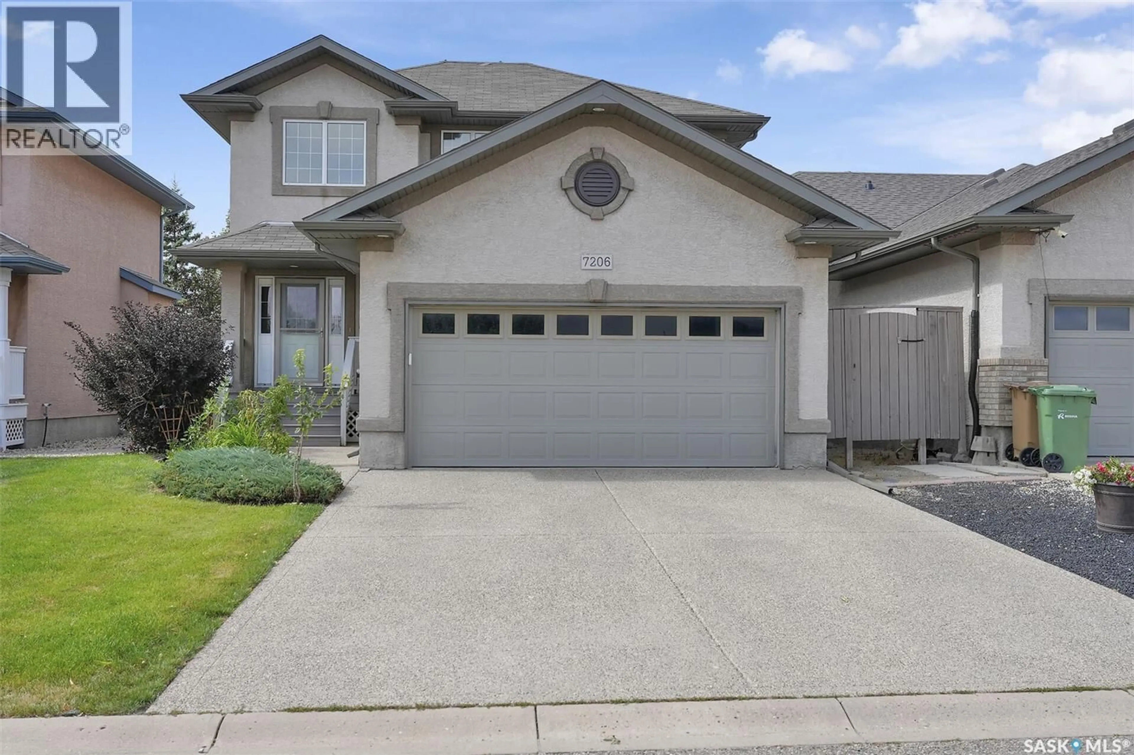 Home with vinyl exterior material, street for 7206 WASCANA COVE WAY, Regina Saskatchewan S4V3G2