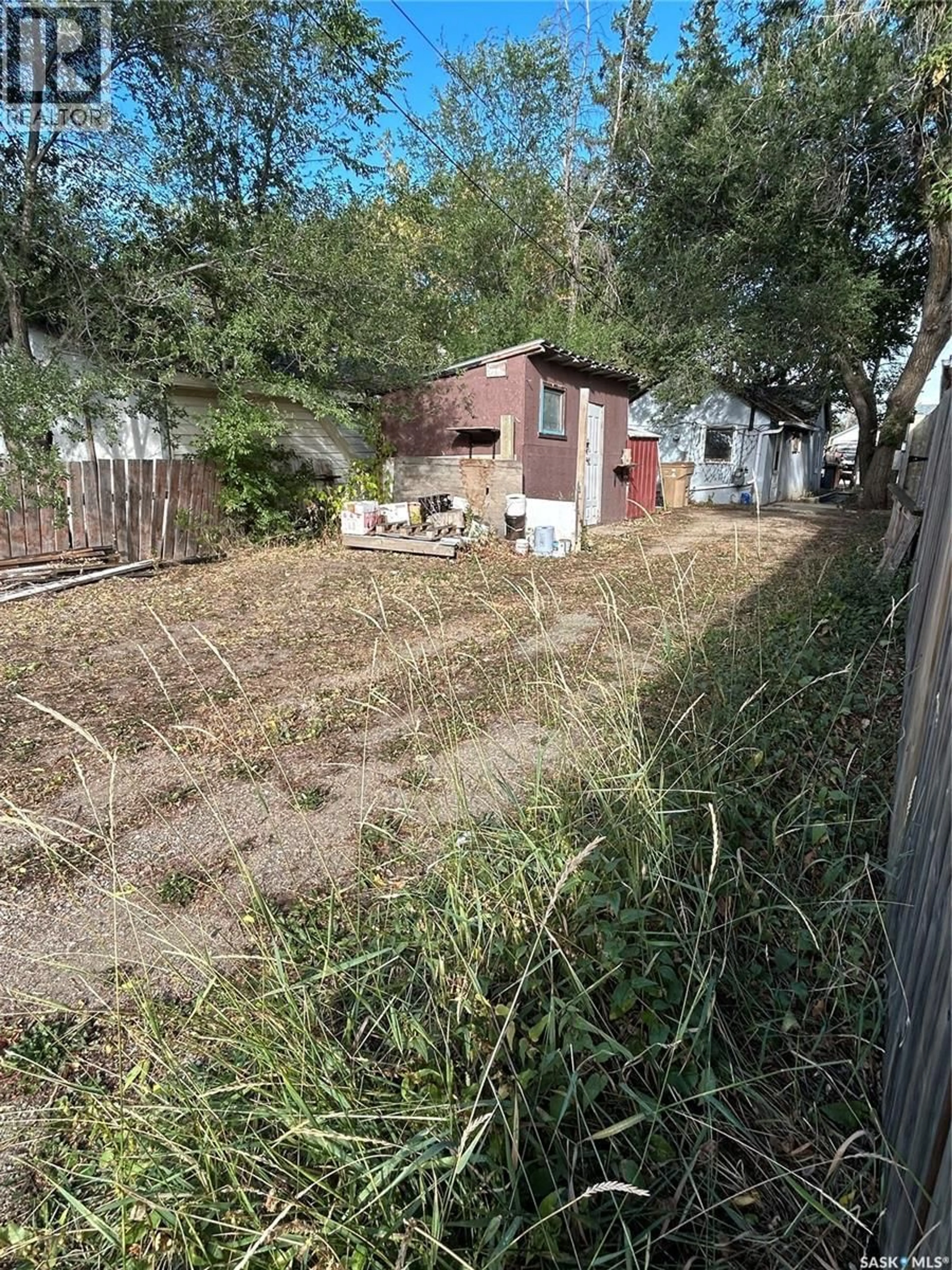 A pic from outside/outdoor area/front of a property/back of a property/a pic from drone, street for 460 KING STREET, Regina Saskatchewan S4R4H4