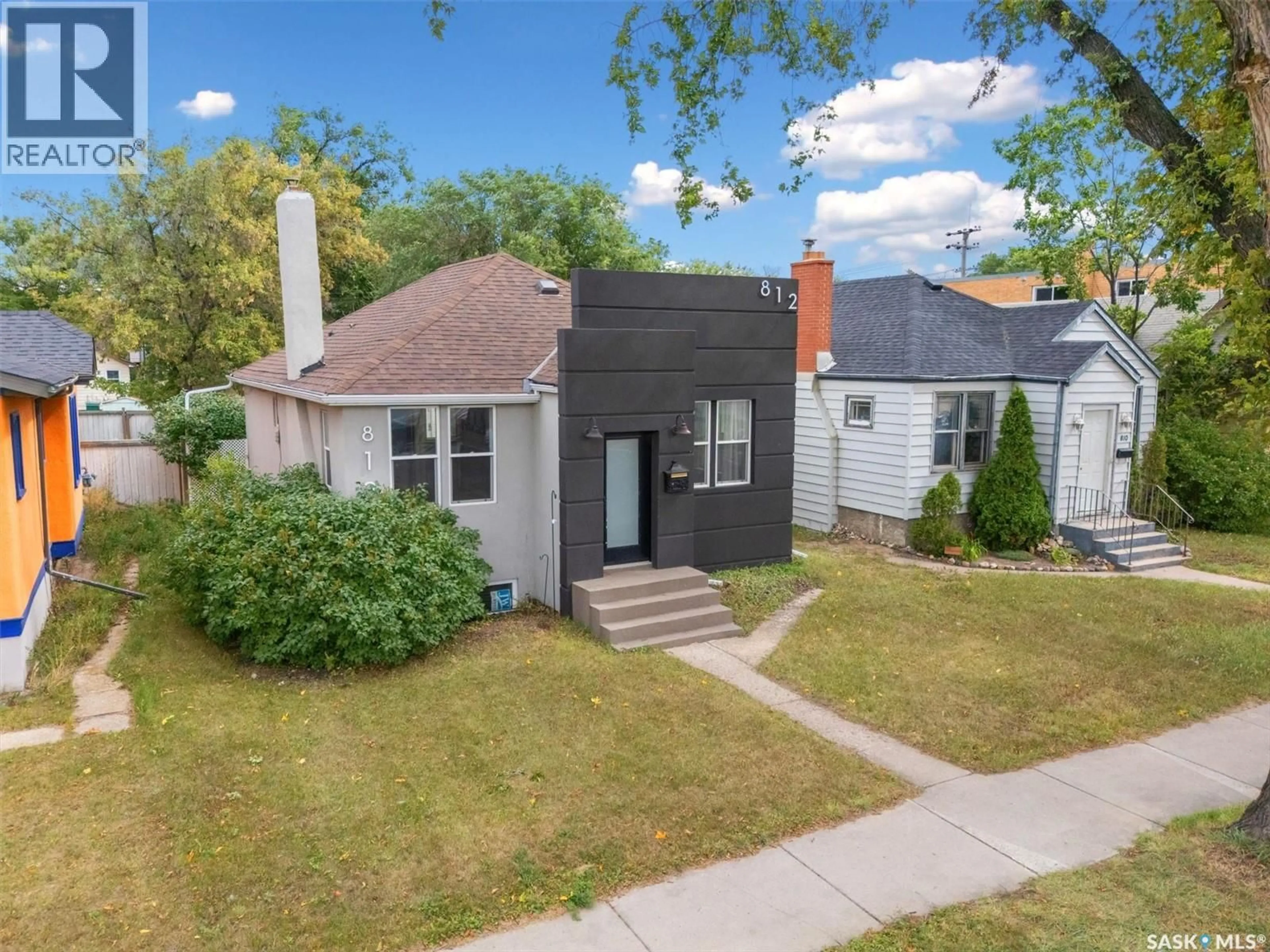 A pic from outside/outdoor area/front of a property/back of a property/a pic from drone, street for 812 3RD AVENUE, Saskatoon Saskatchewan S7K2J2