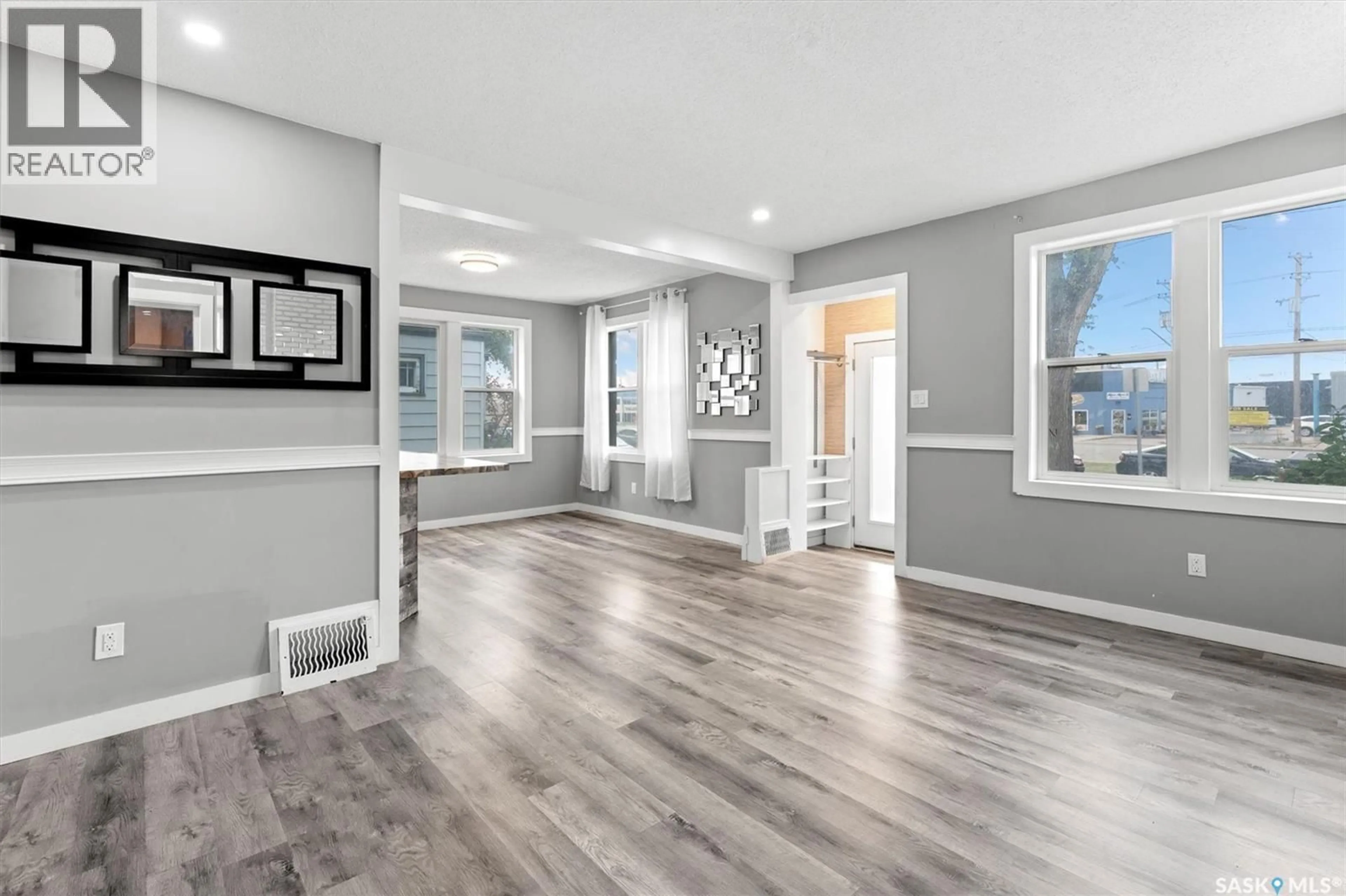 Indoor entryway for 812 3RD AVENUE, Saskatoon Saskatchewan S7K2J2