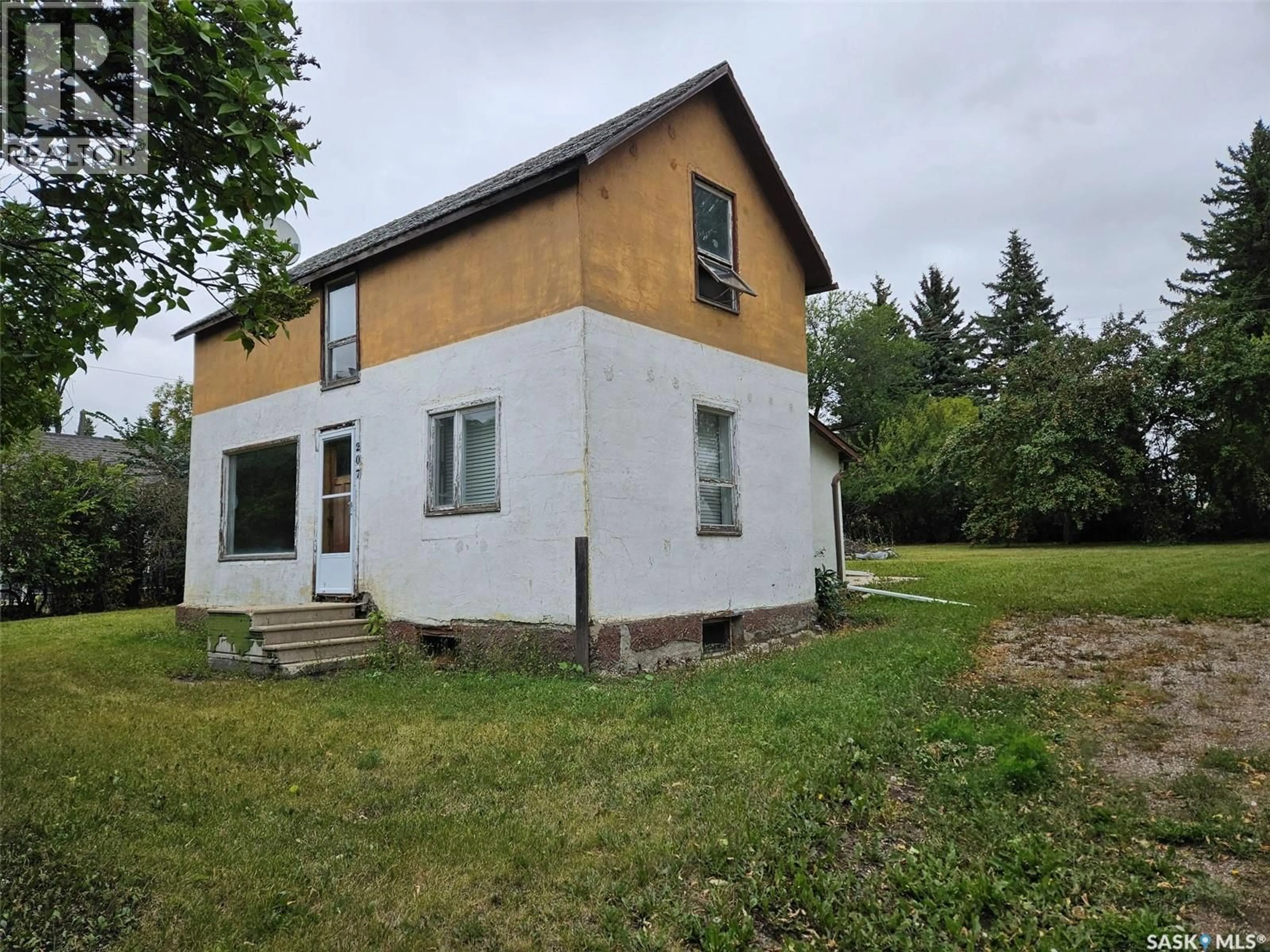 A pic from outside/outdoor area/front of a property/back of a property/a pic from drone, building for 207 WALTER STREET, Wawota Saskatchewan S0G5A0