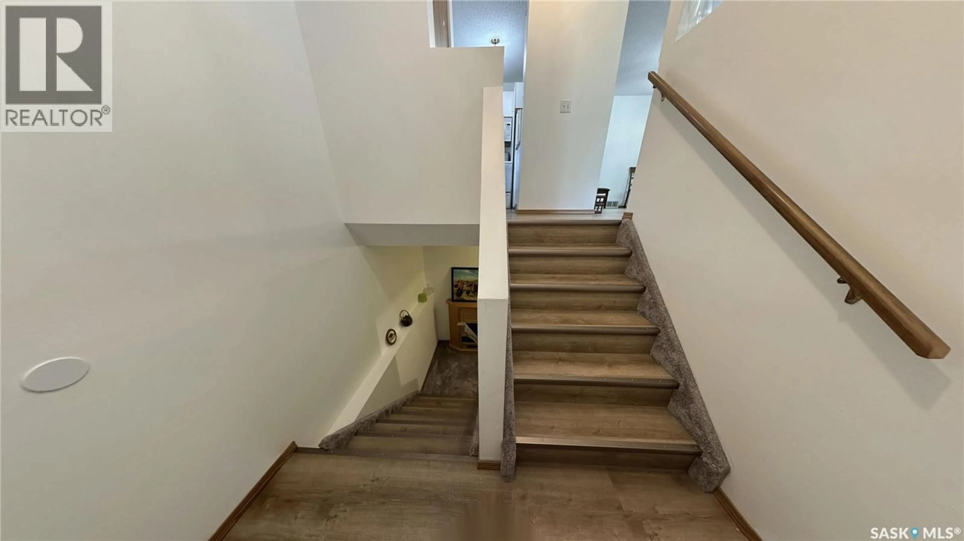 Stairs for 434 R AVENUE, Saskatoon Saskatchewan S7M2Z5