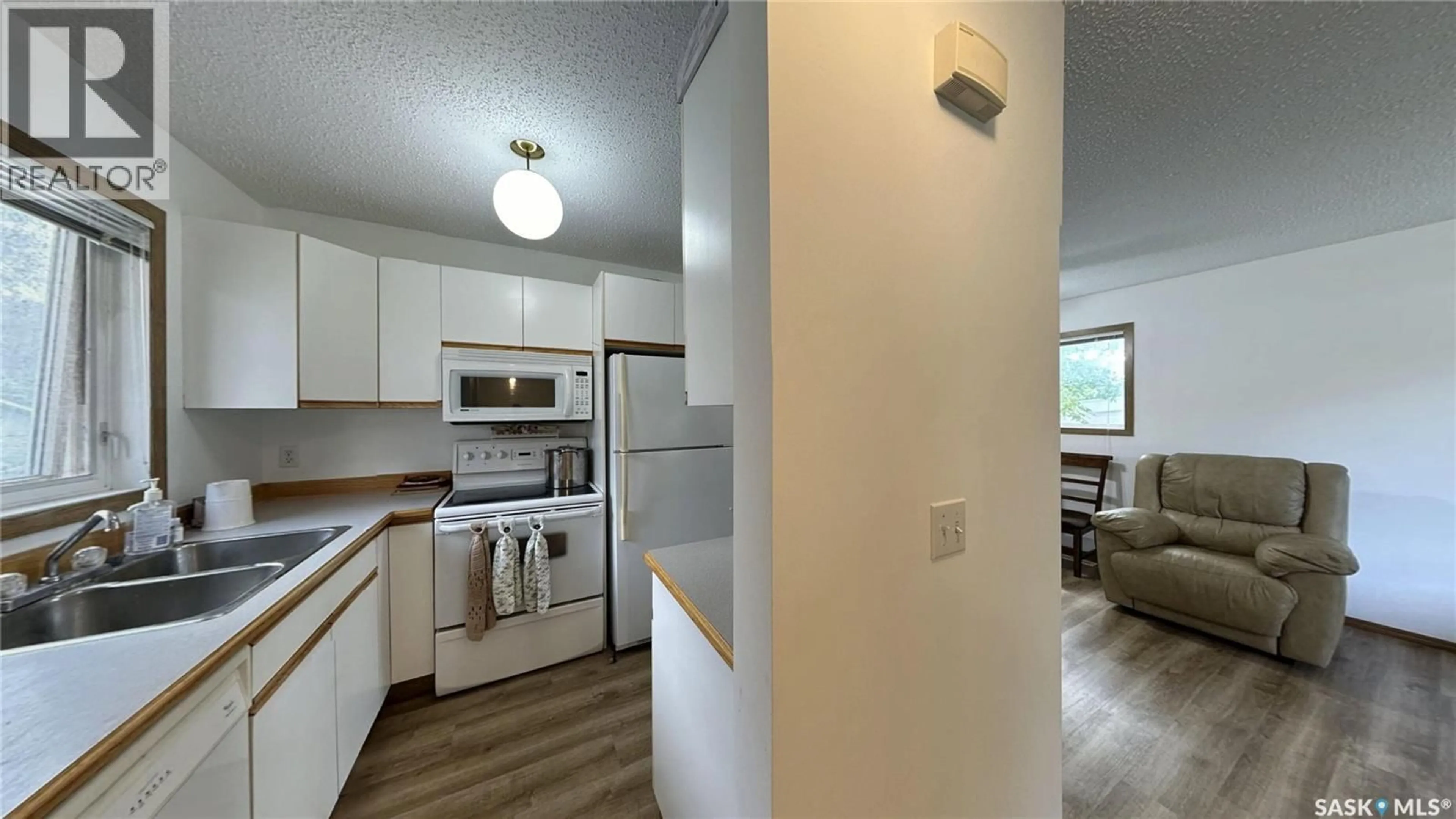 Standard kitchen, unknown for 434 R AVENUE, Saskatoon Saskatchewan S7M2Z5