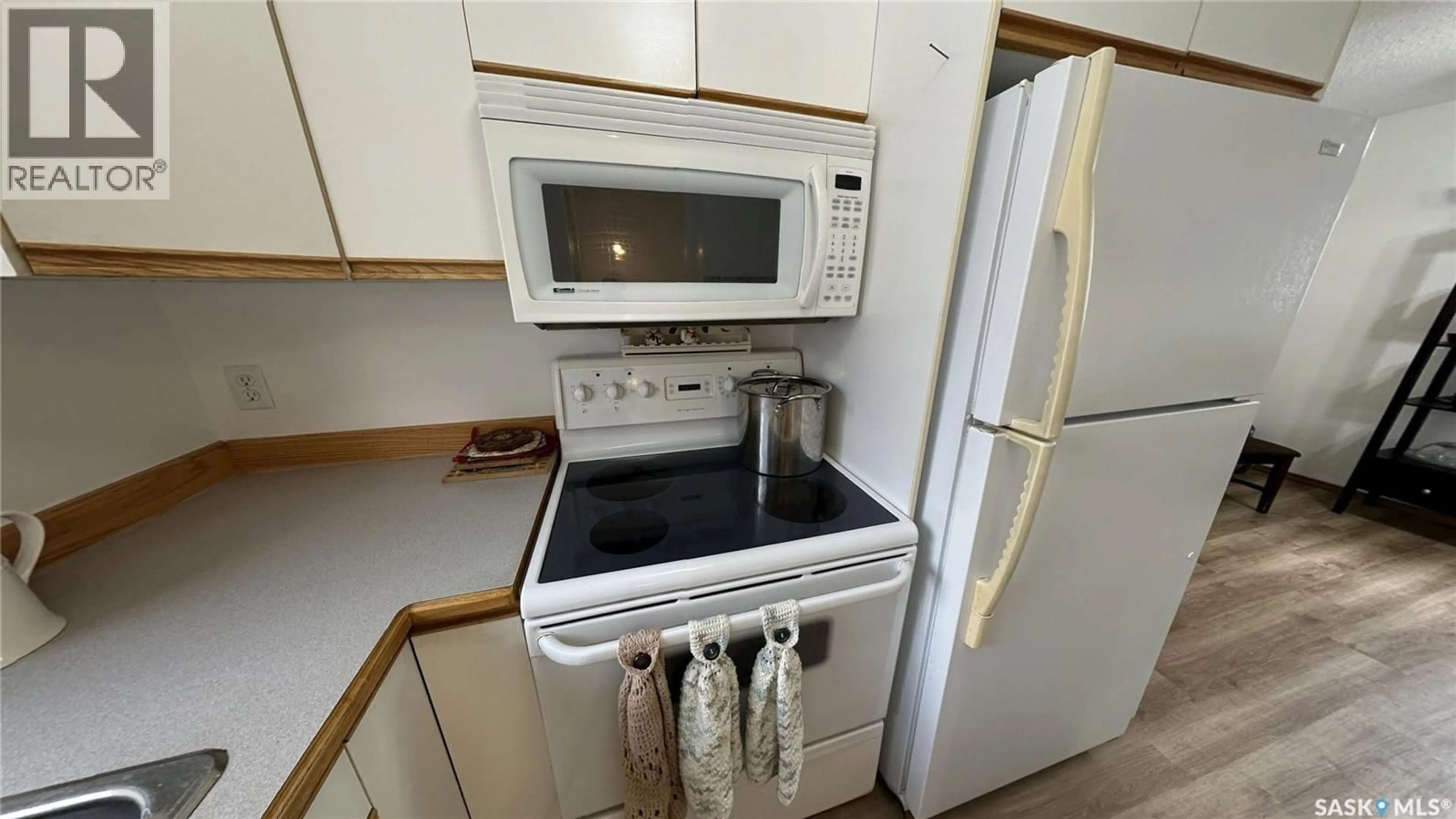Standard kitchen, unknown for 434 R AVENUE, Saskatoon Saskatchewan S7M2Z5