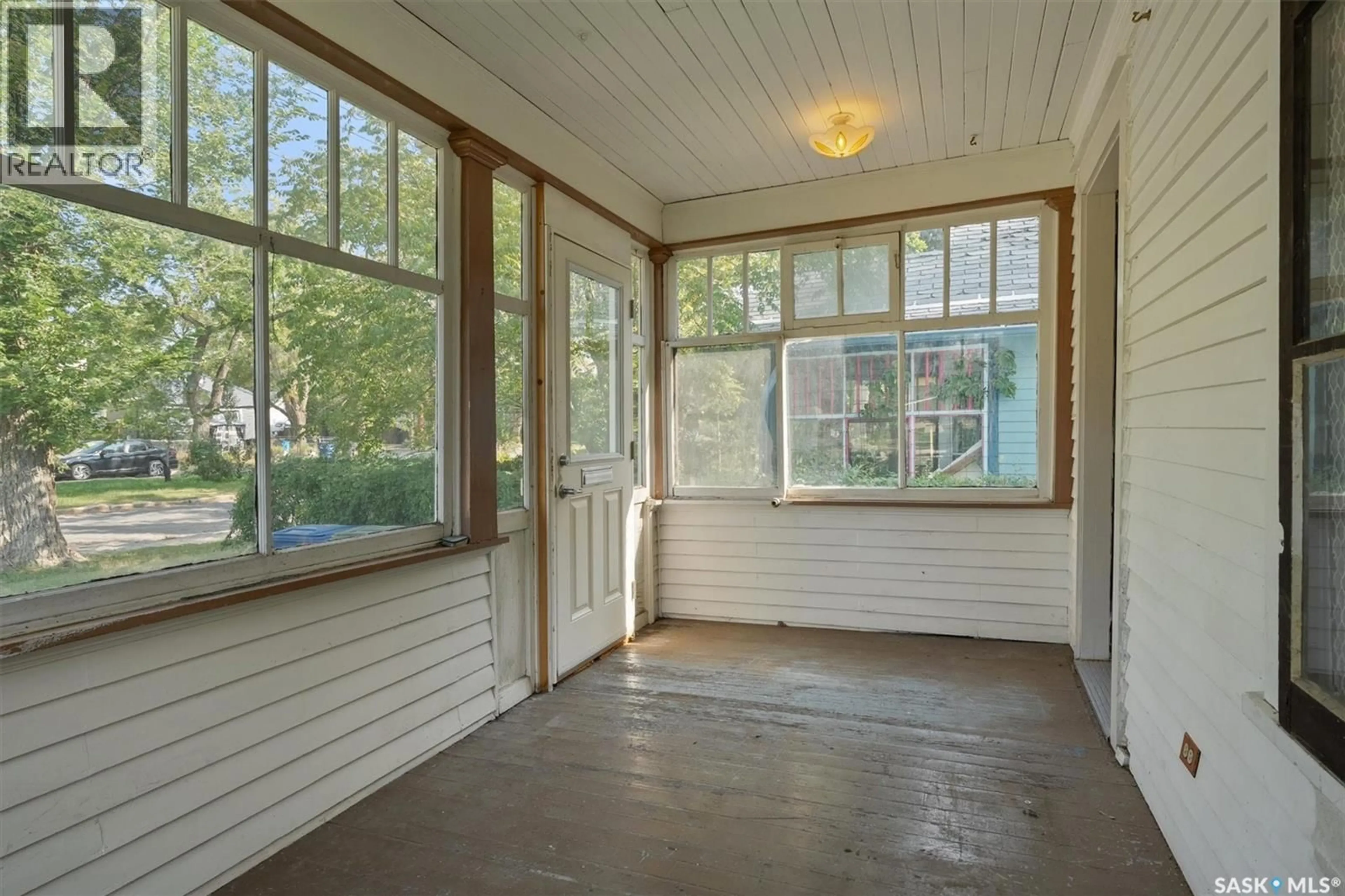 Indoor entryway for 807 32ND STREET, Saskatoon Saskatchewan S7L0T5