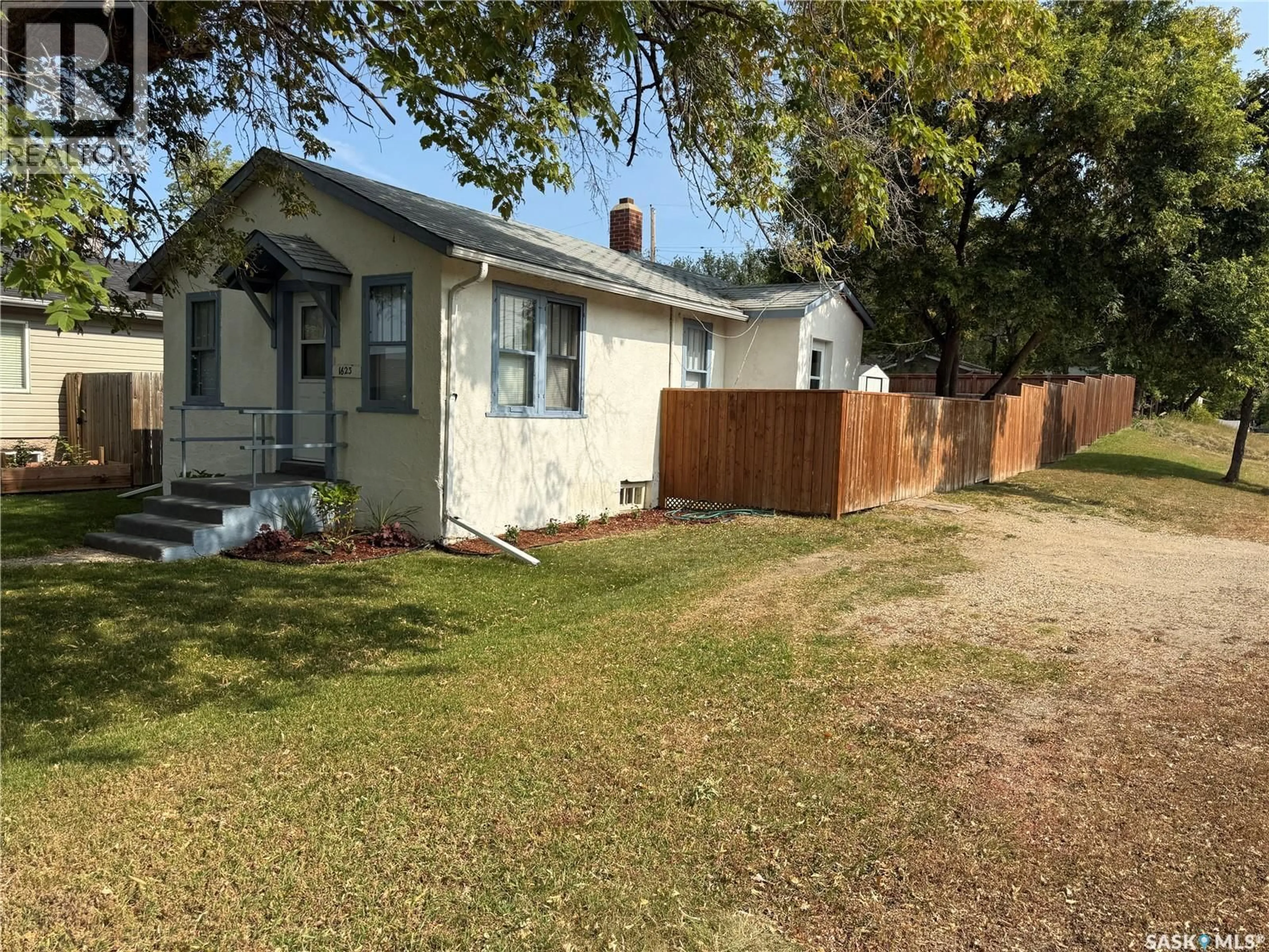 A pic from outside/outdoor area/front of a property/back of a property/a pic from drone, street for 1623 KILBURN AVENUE, Saskatoon Saskatchewan S7M0K1