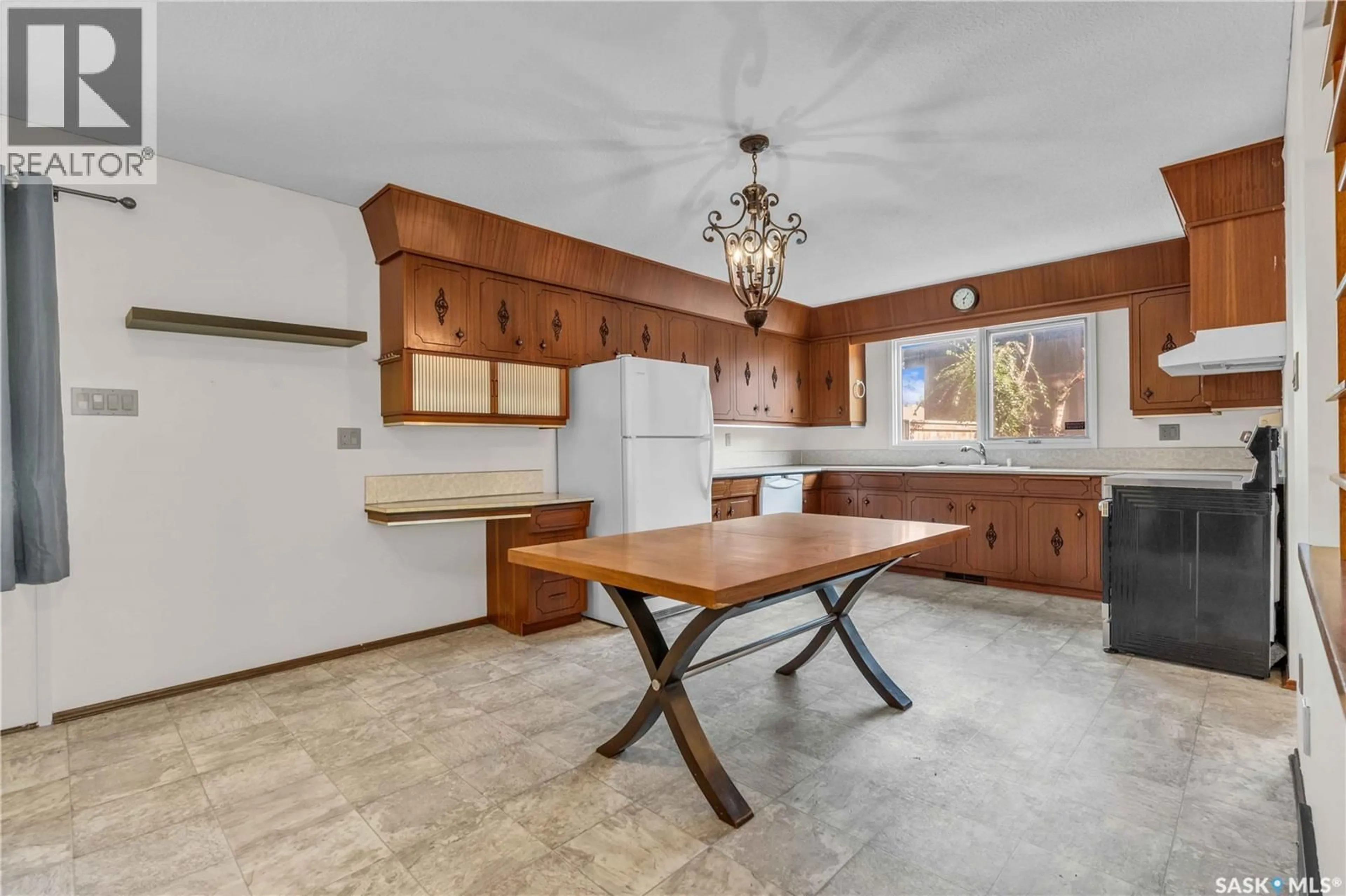 Open concept kitchen, ceramic/tile floor for 1936 - 1934 EASTHILL, Saskatoon Saskatchewan S7J3C5