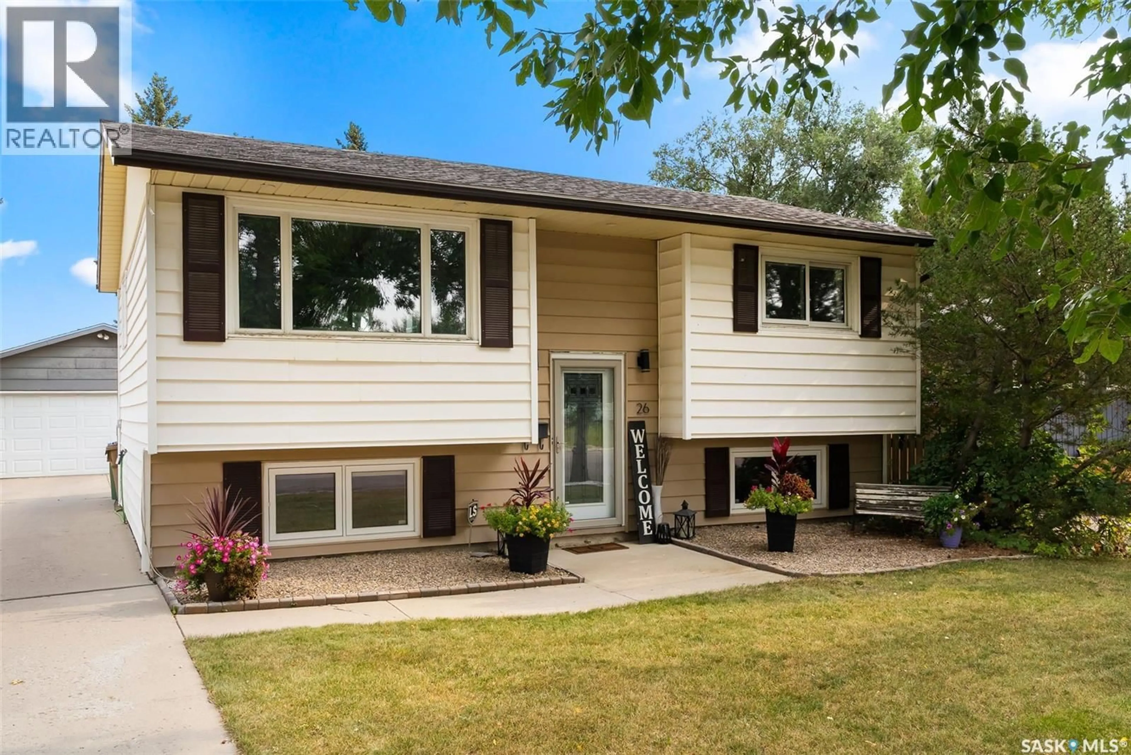 Home with vinyl exterior material, street for 26 HAMMOND ROAD, Regina Saskatchewan S4R3C6