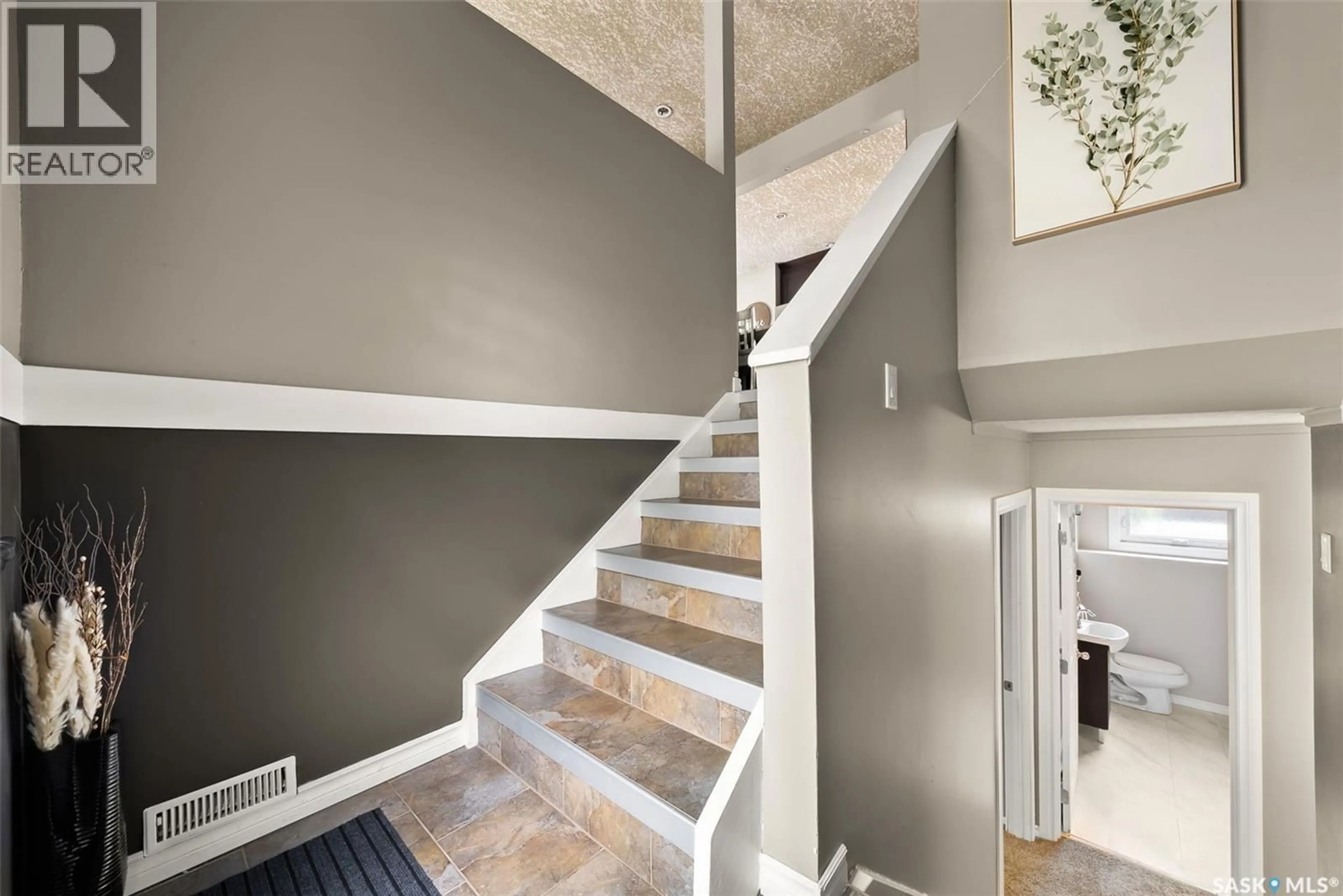Stairs for 26 HAMMOND ROAD, Regina Saskatchewan S4R3C6