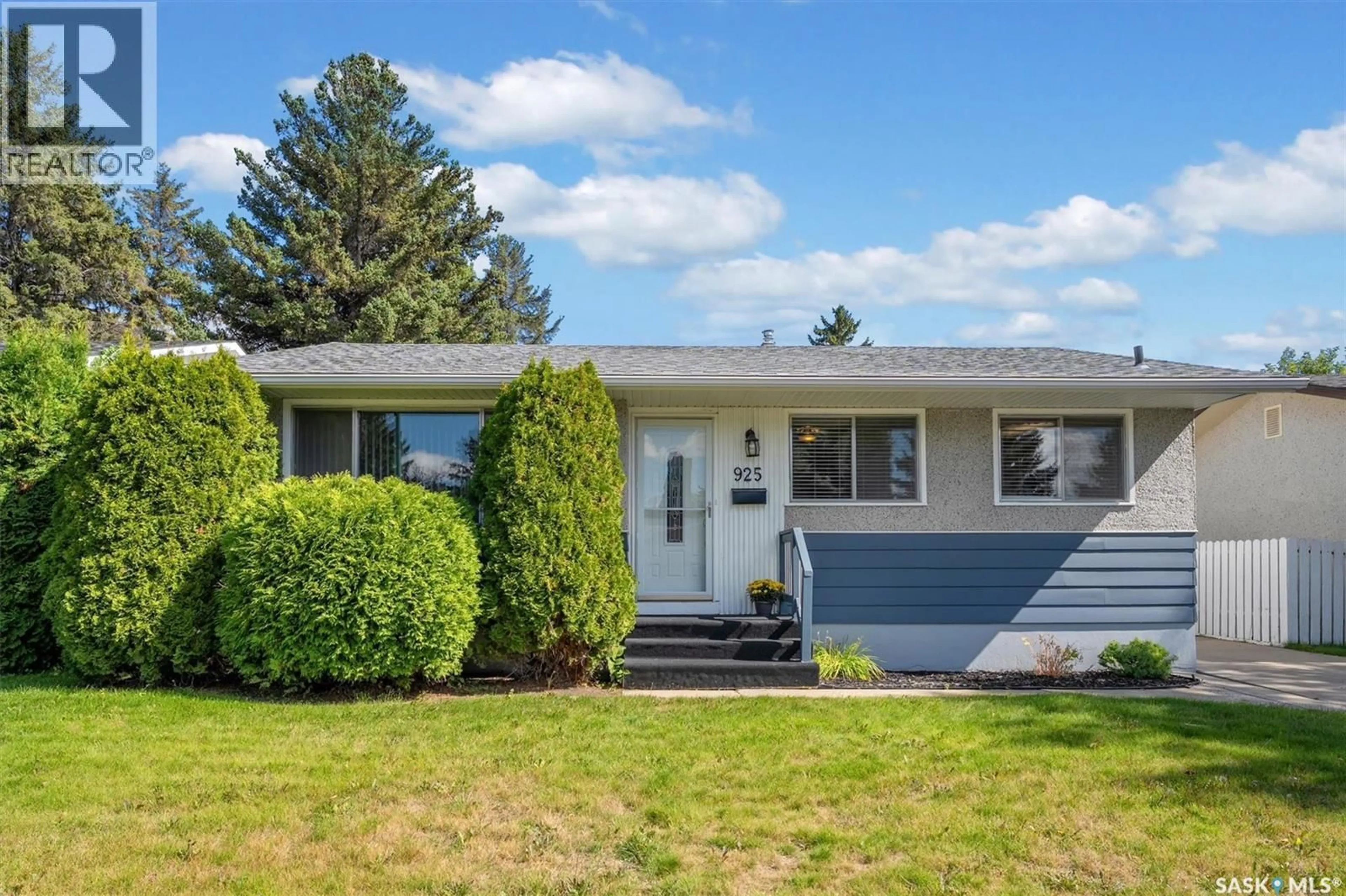 Home with vinyl exterior material, street for 925 EAST CENTRE, Saskatoon Saskatchewan S7J2Z9
