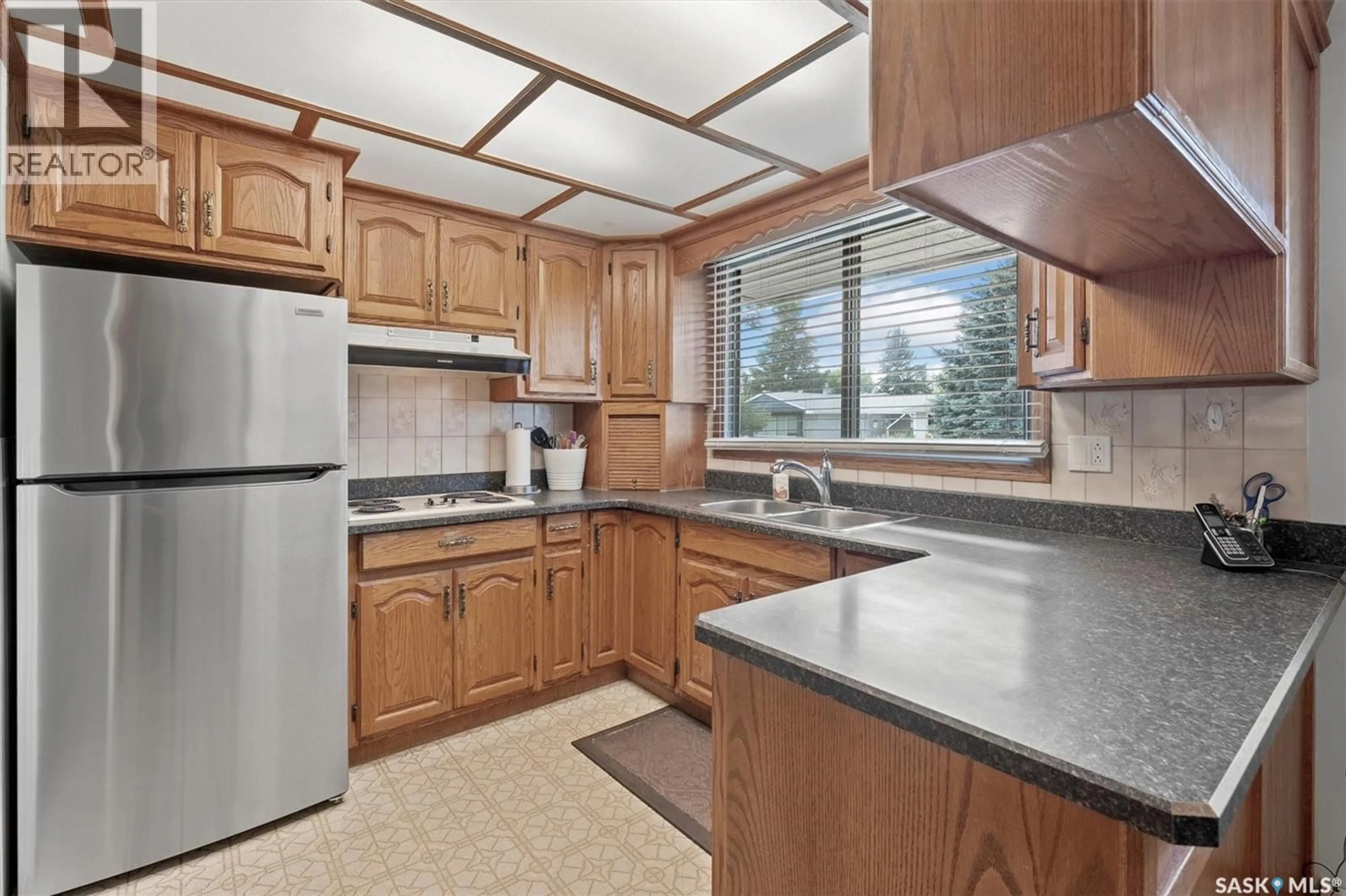 Standard kitchen, unknown for 925 EAST CENTRE, Saskatoon Saskatchewan S7J2Z9