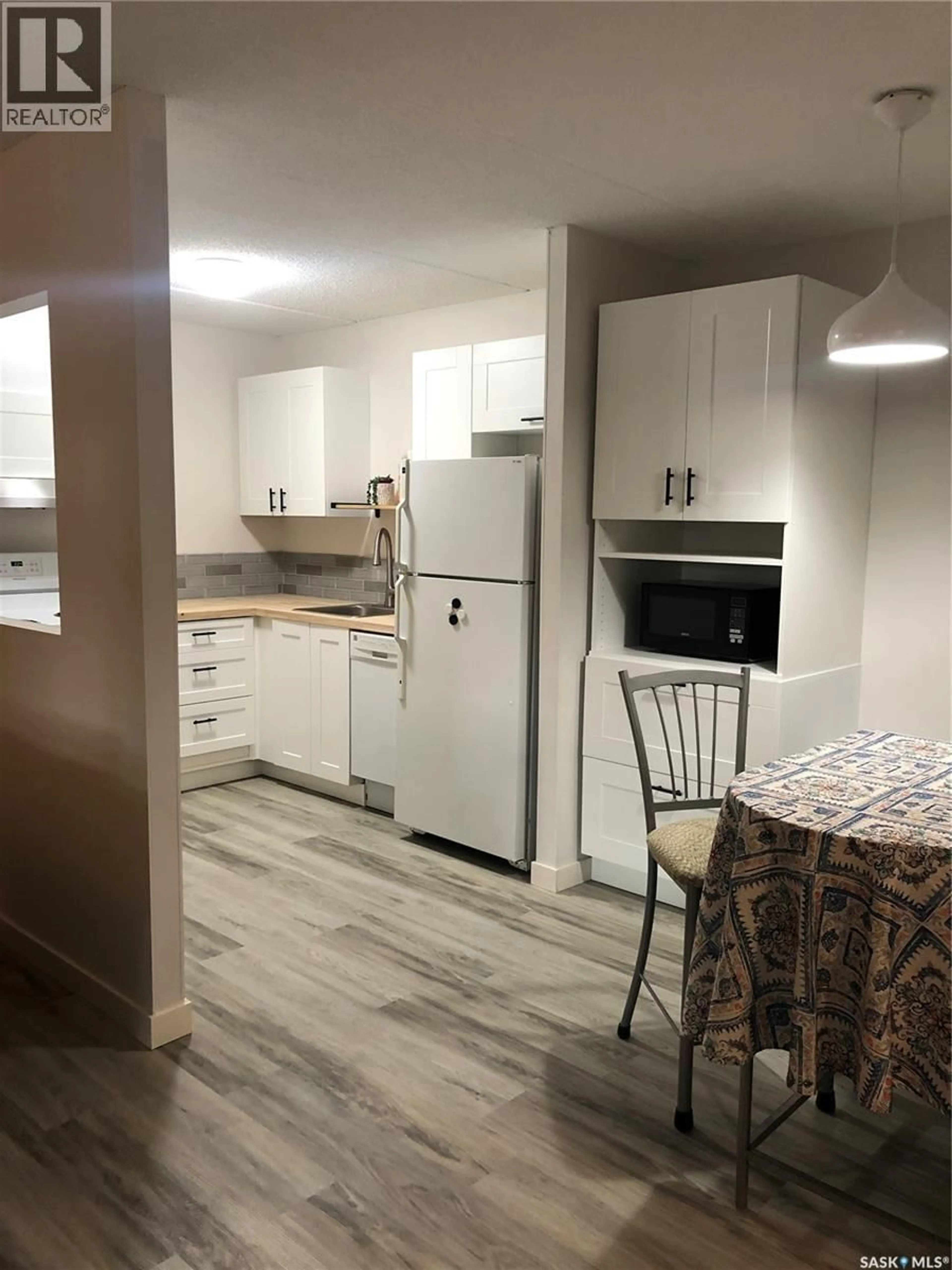 Standard kitchen, unknown for 201 PENDYGRASSE ROAD, Saskatoon Saskatchewan S7M5C1