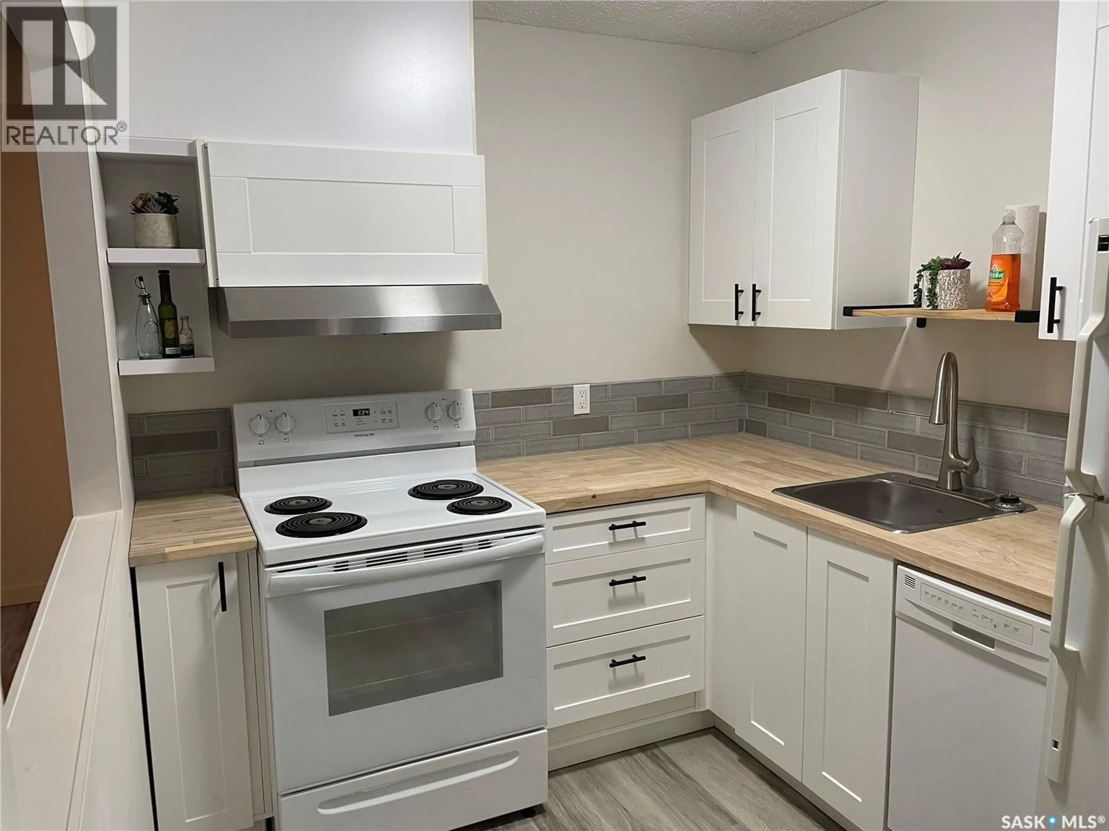 Standard kitchen, unknown for 201 PENDYGRASSE ROAD, Saskatoon Saskatchewan S7M5C1
