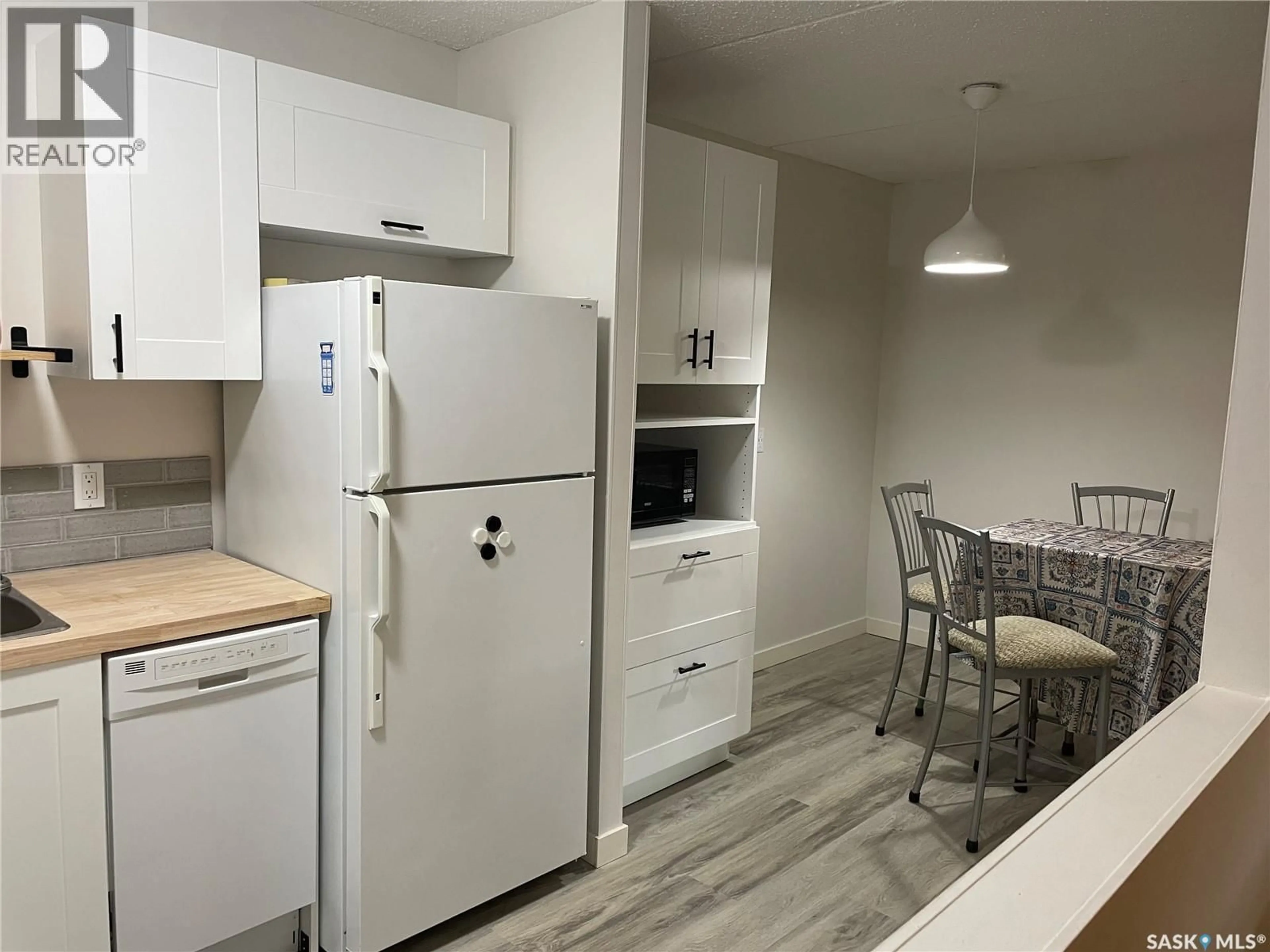 Standard kitchen, unknown for 201 PENDYGRASSE ROAD, Saskatoon Saskatchewan S7M5C1