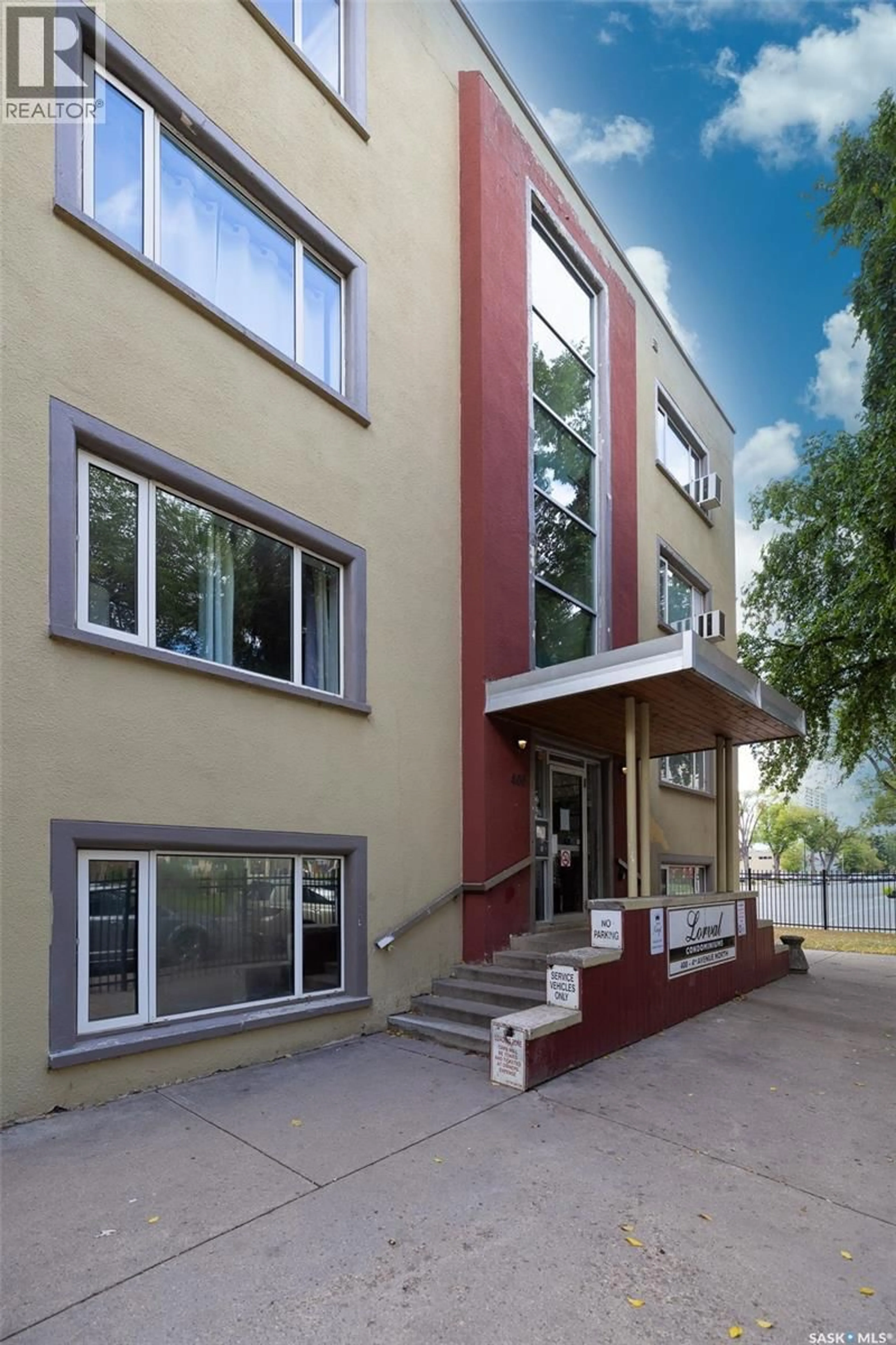 Indoor foyer for 39 400 4TH AVENUE, Saskatoon Saskatchewan S7K2M3
