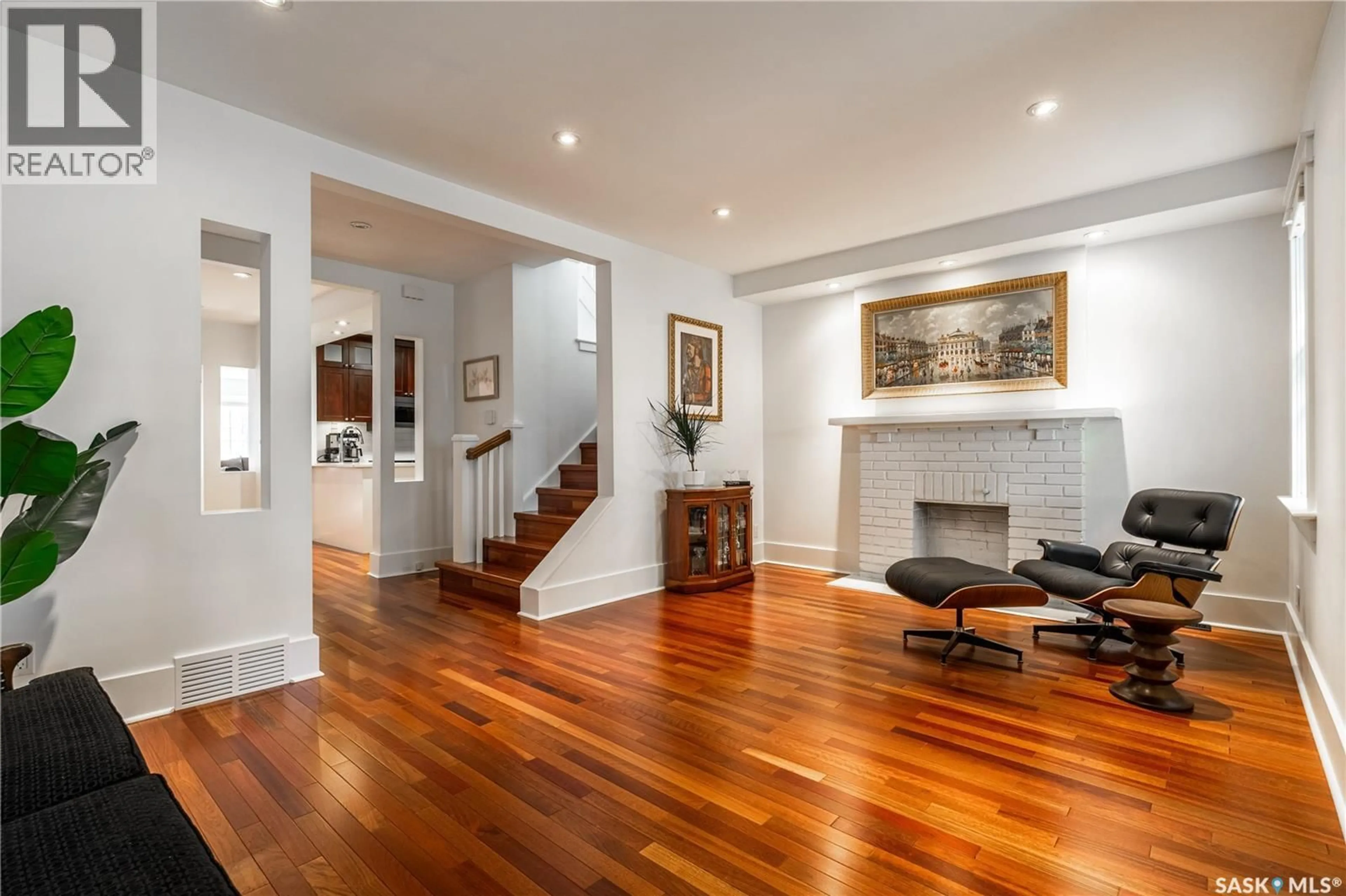 Indoor foyer for 806 UNIVERSITY DRIVE, Saskatoon Saskatchewan S7N0J6