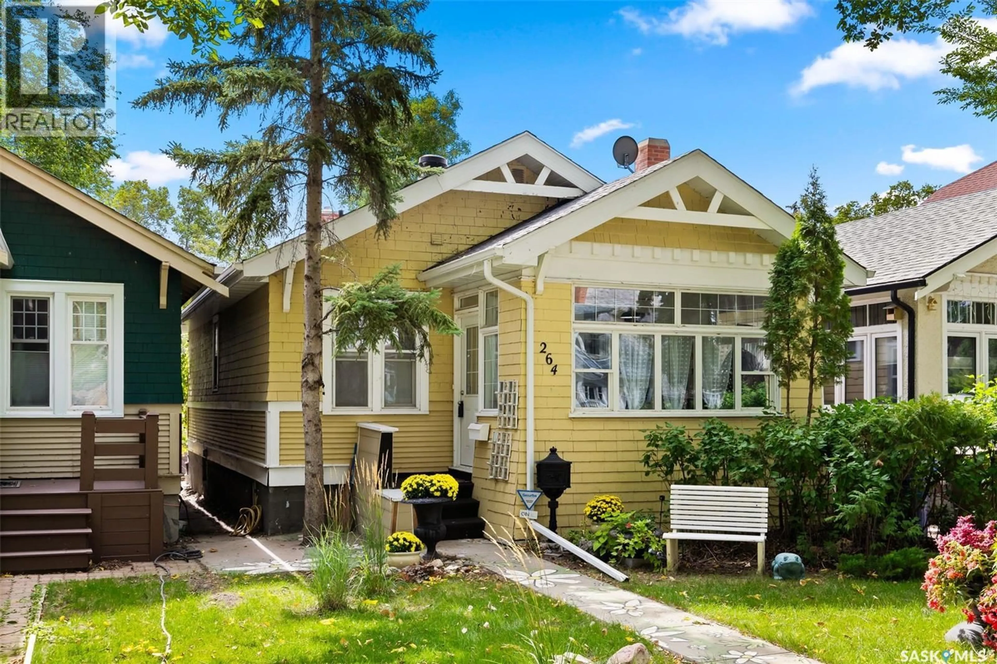 Home with vinyl exterior material, street for 264 LEOPOLD CRESCENT, Regina Saskatchewan S4T6N9