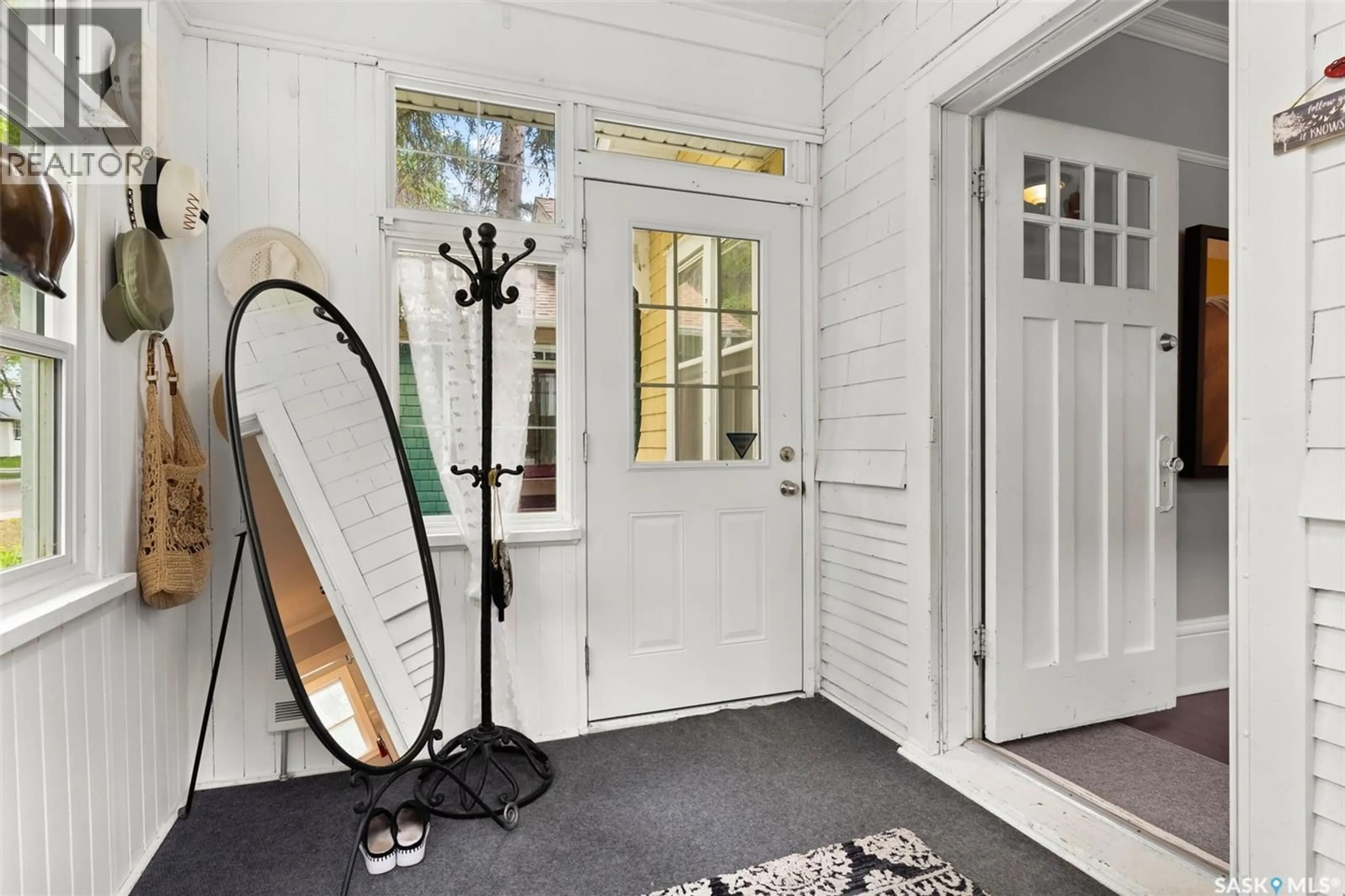 Indoor entryway for 264 LEOPOLD CRESCENT, Regina Saskatchewan S4T6N9