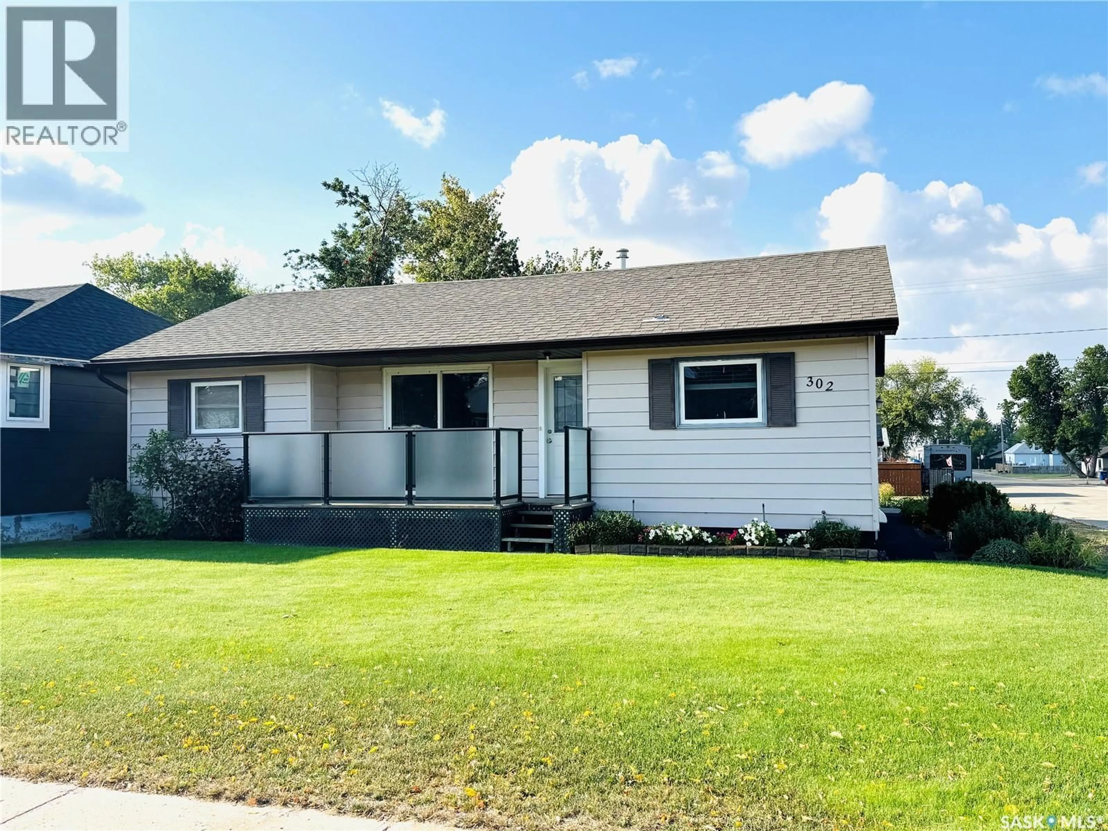 Home with vinyl exterior material, street for 302 6TH AVENUE, Biggar Saskatchewan S0K0M0