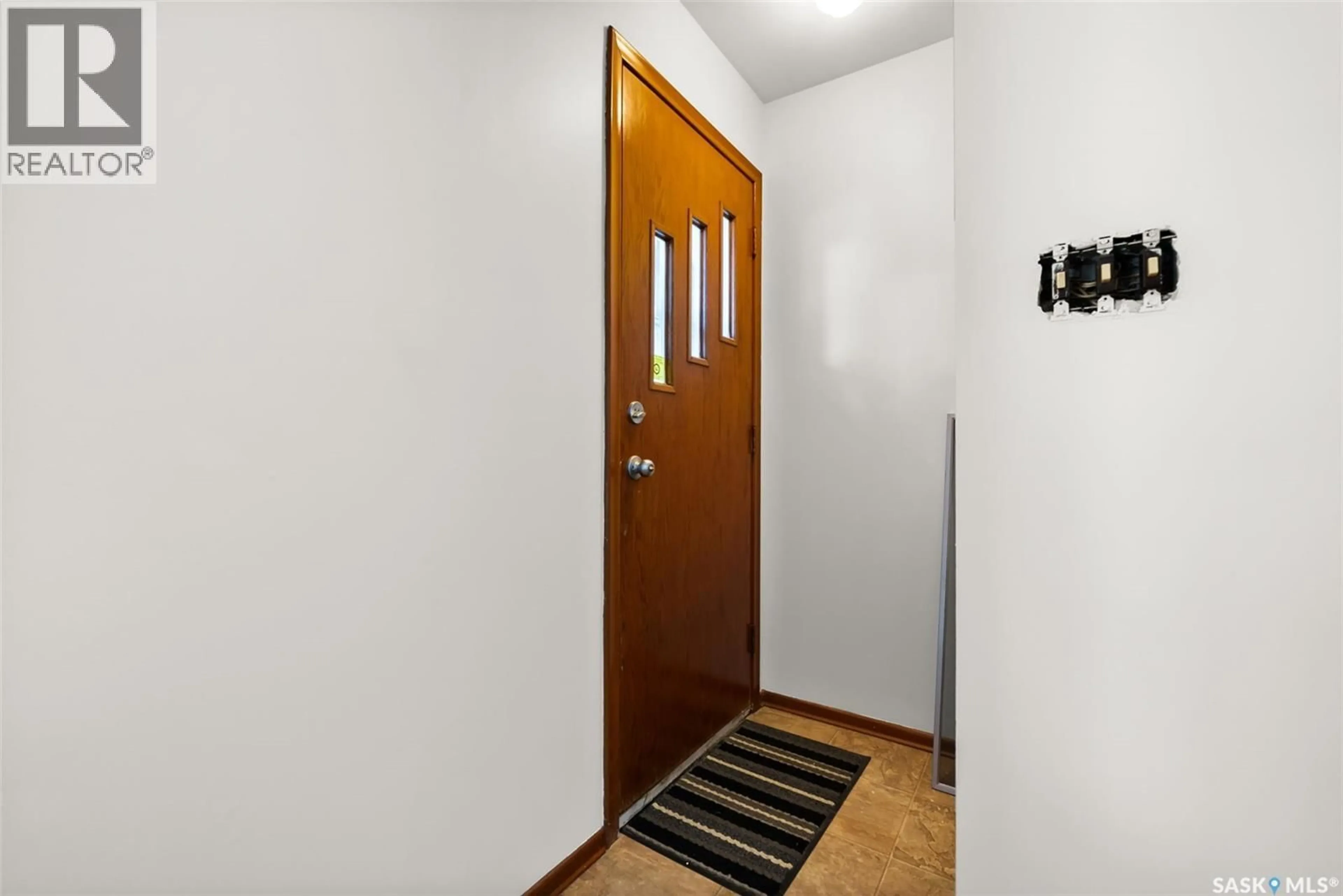 Indoor foyer for 5 DIXON CRESCENT, Regina Saskatchewan S4N1V3