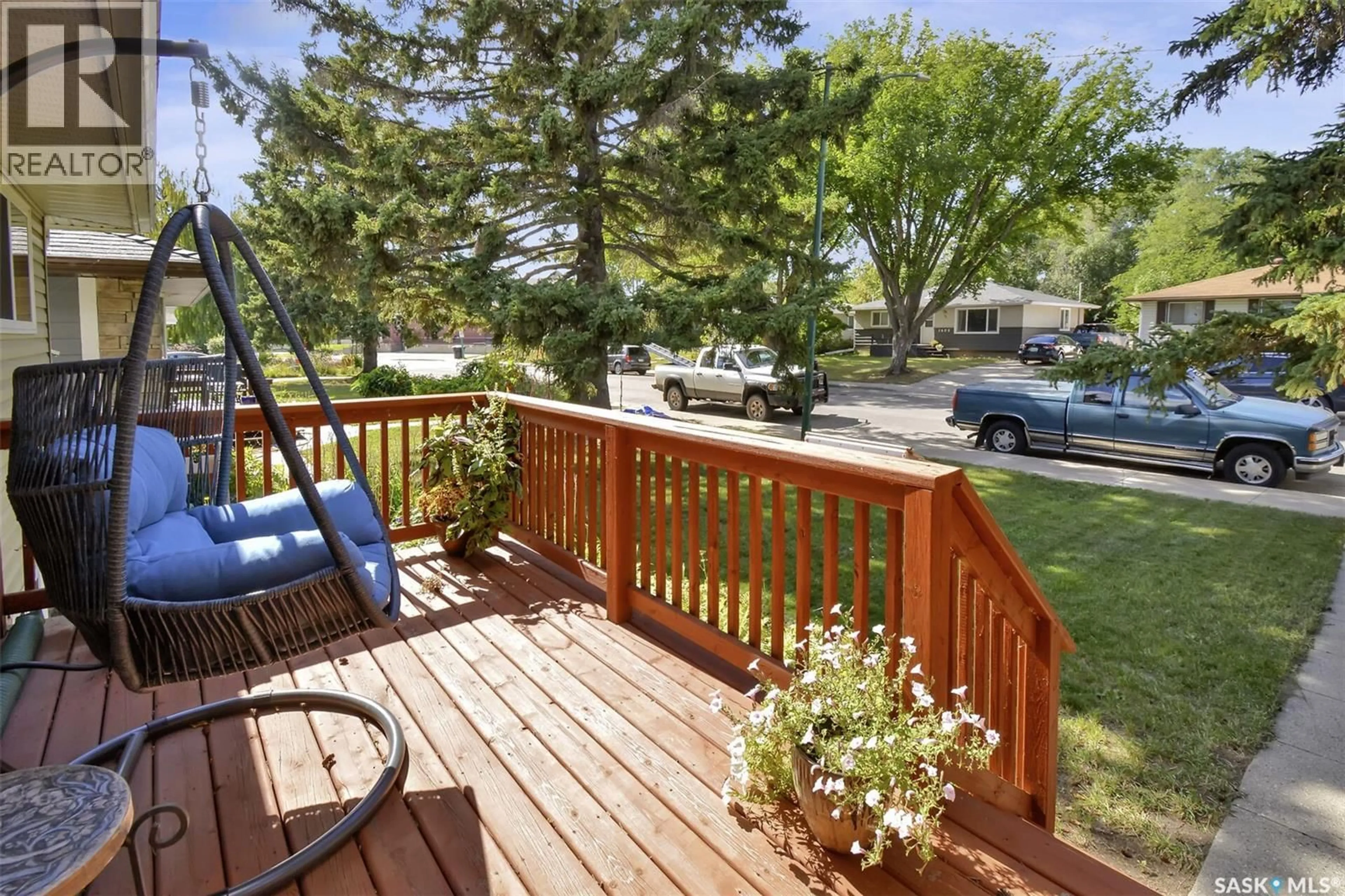 Patio, street for 1612 8TH AVENUE, Saskatoon Saskatchewan S7K2X9