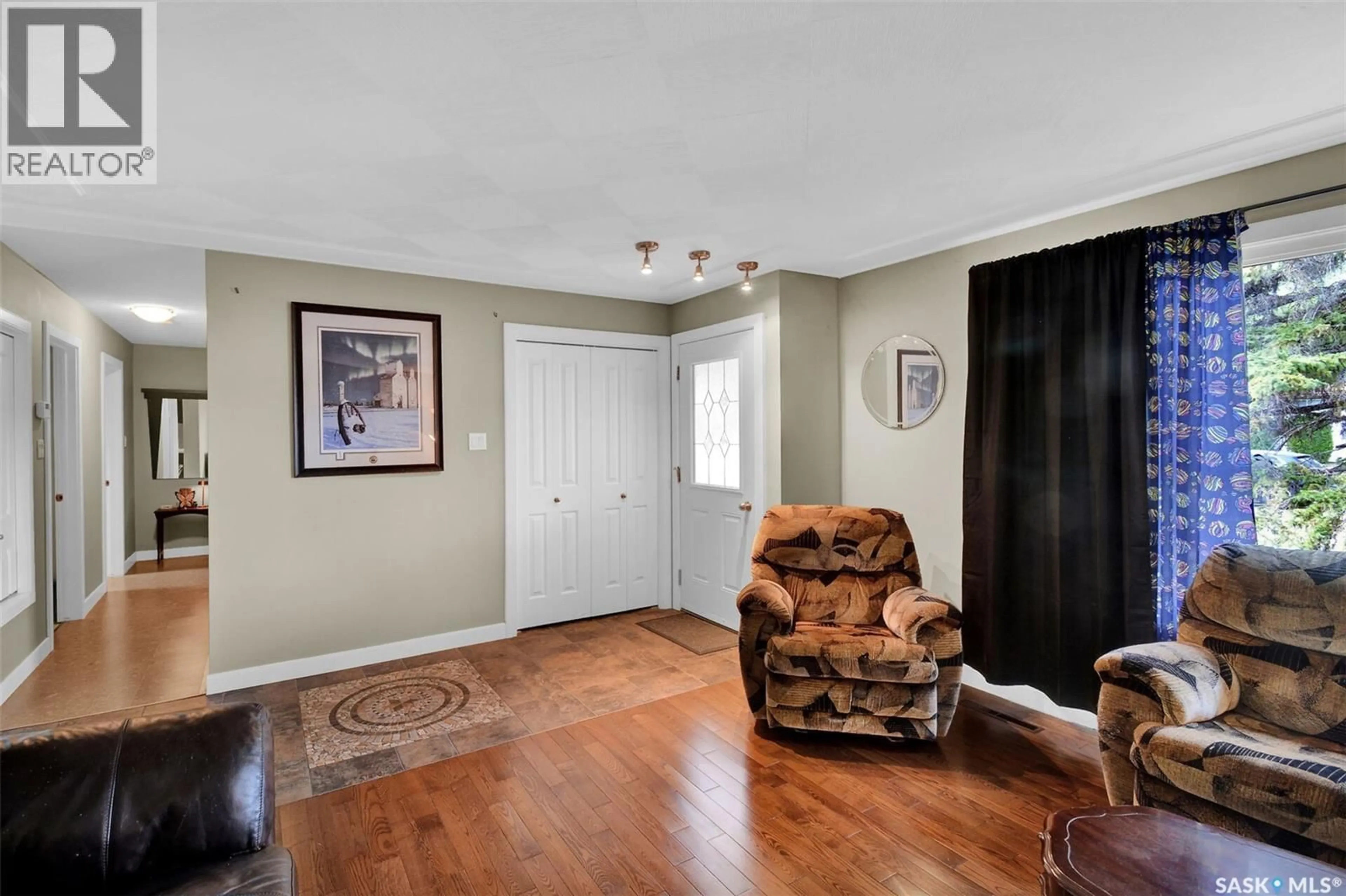 Indoor entryway for 1612 8TH AVENUE, Saskatoon Saskatchewan S7K2X9