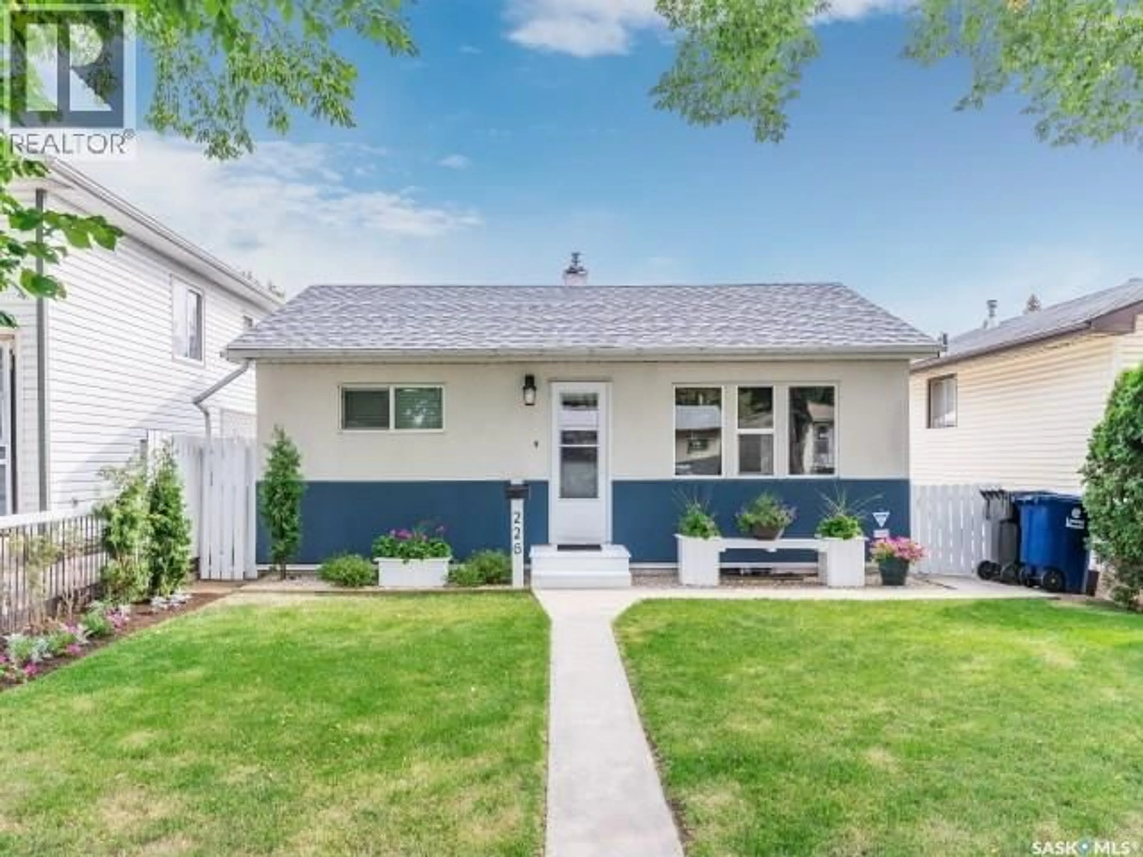 Home with vinyl exterior material, street for 226 Y AVENUE, Saskatoon Saskatchewan S7M3J5