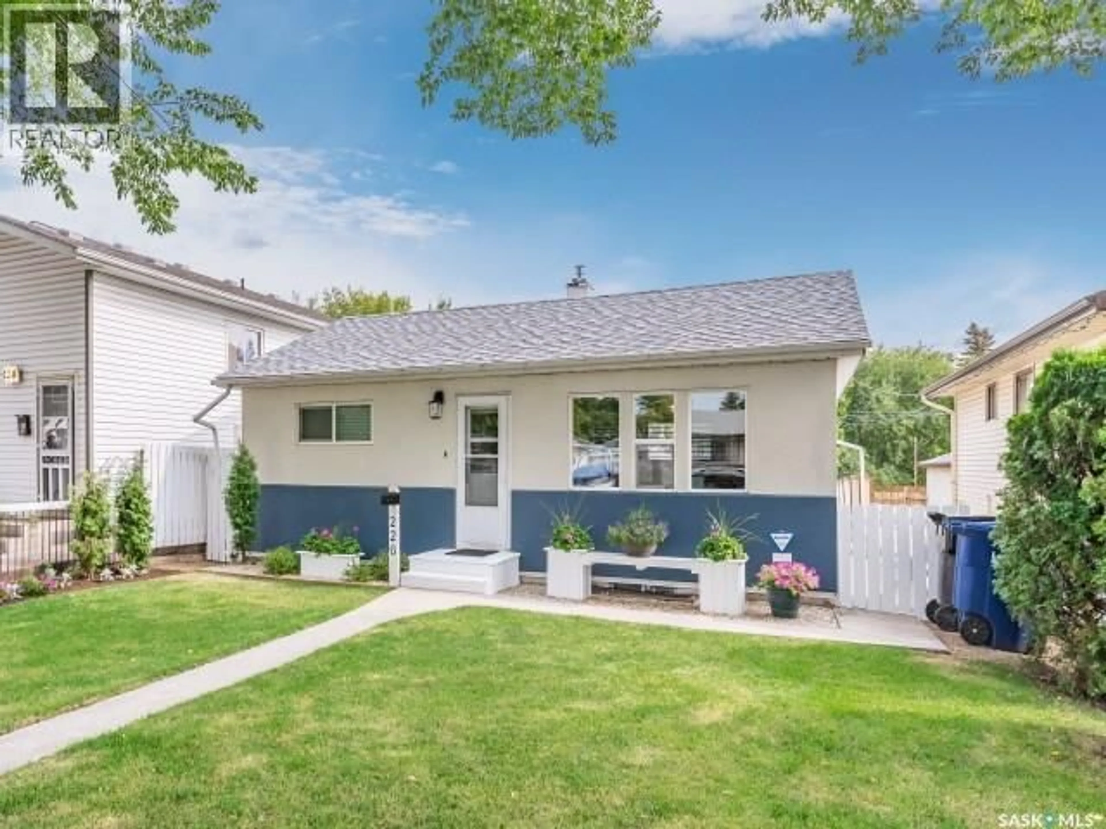 Home with vinyl exterior material, street for 226 Y AVENUE, Saskatoon Saskatchewan S7M3J5