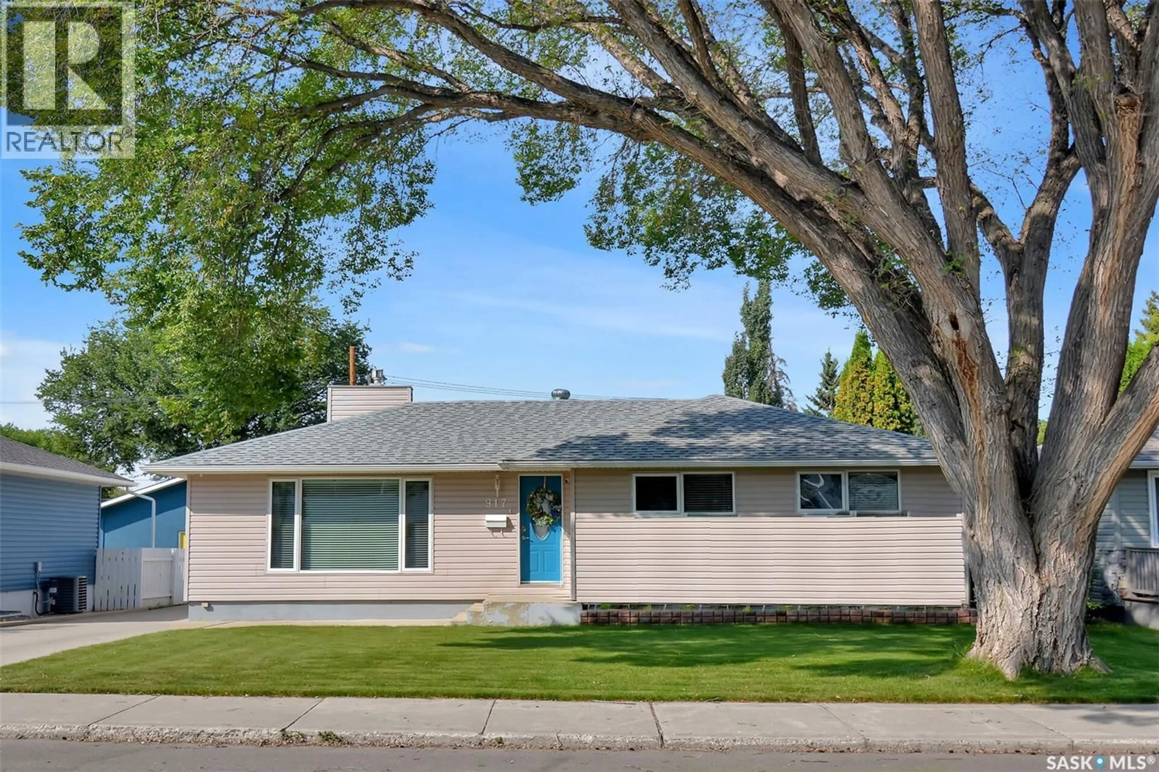 Home with vinyl exterior material, street for 917 U AVENUE, Saskatoon Saskatchewan S7L3E1