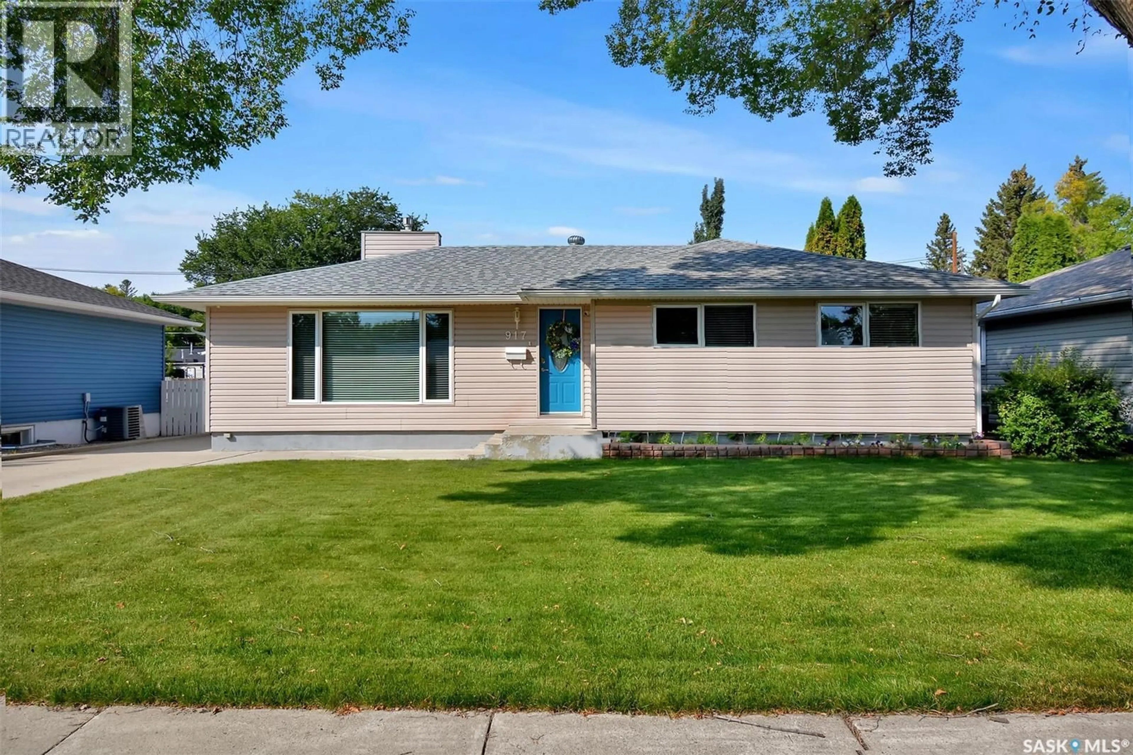 Home with vinyl exterior material, street for 917 U AVENUE, Saskatoon Saskatchewan S7L3E1