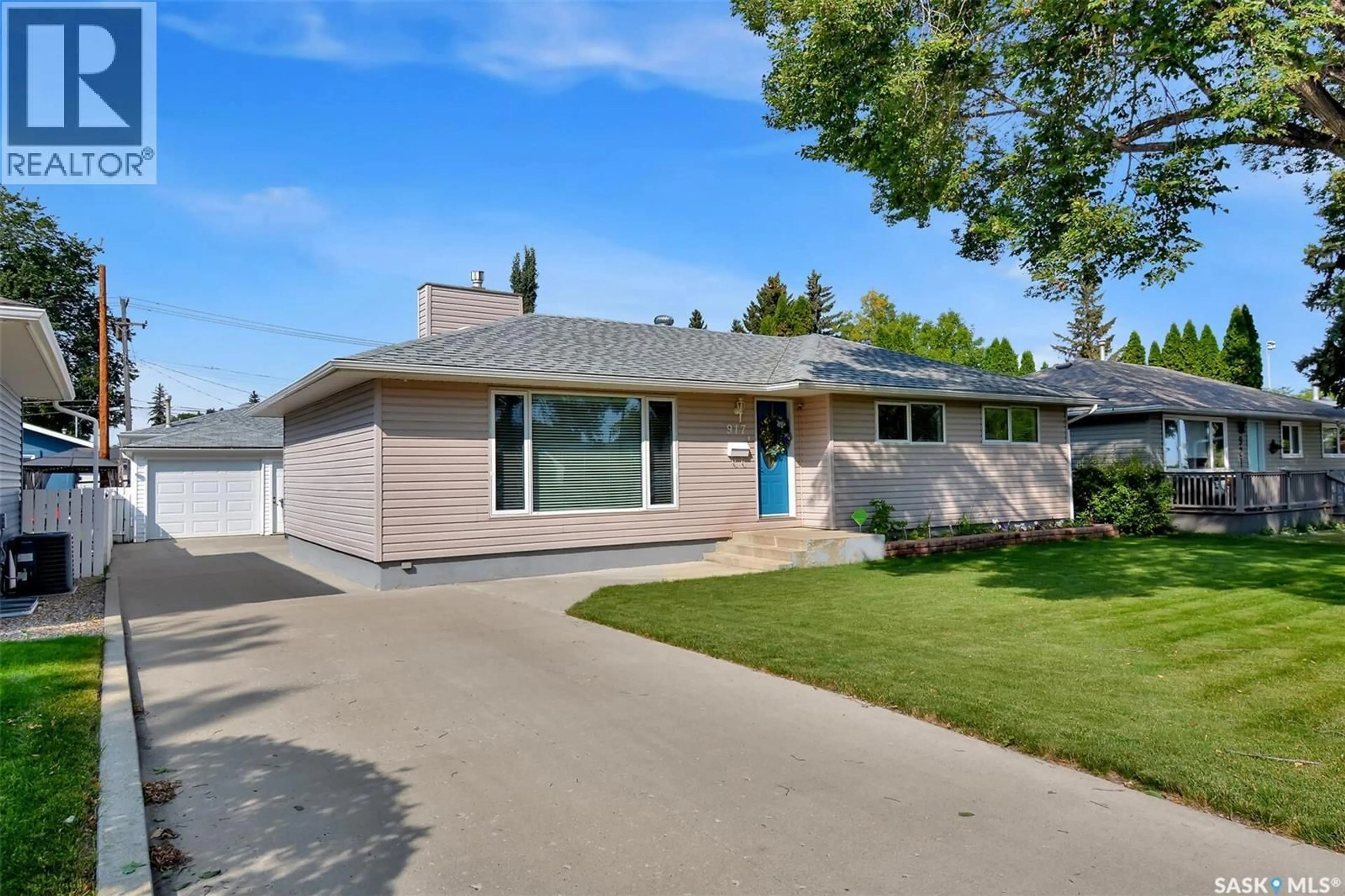 Home with vinyl exterior material, street for 917 U AVENUE, Saskatoon Saskatchewan S7L3E1