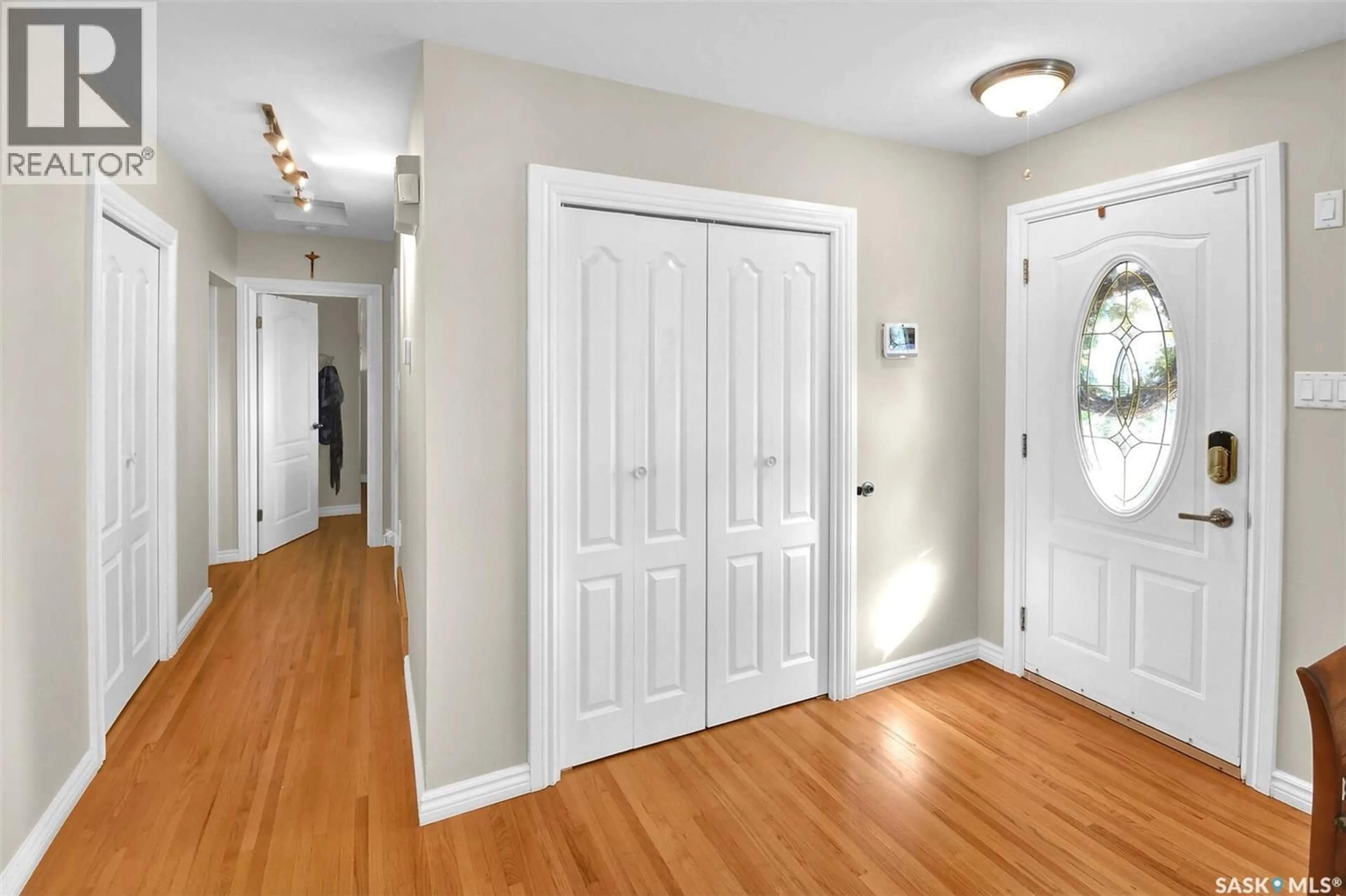 Indoor entryway for 917 U AVENUE, Saskatoon Saskatchewan S7L3E1