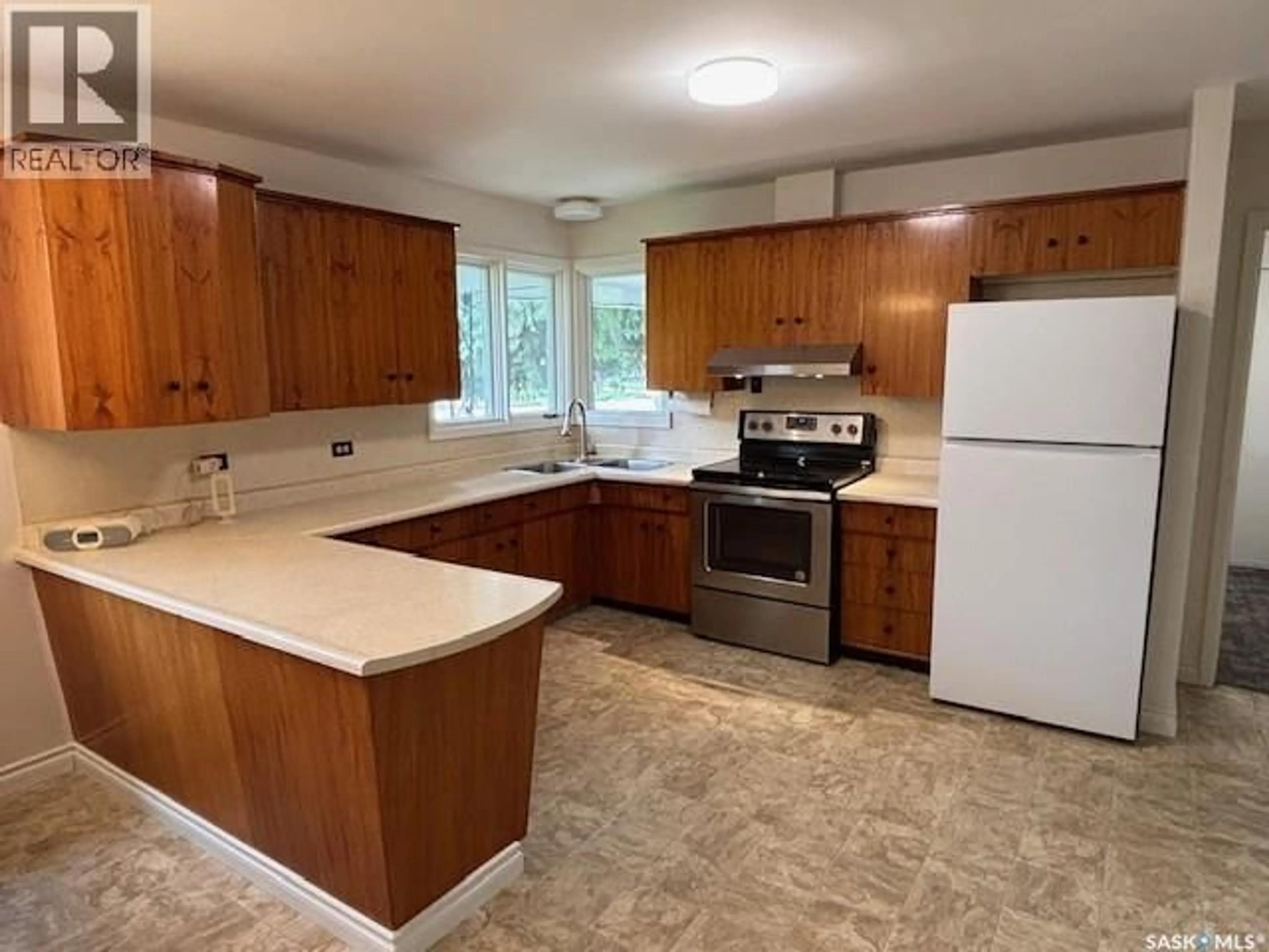 Standard kitchen, unknown for 319 8TH AVENUE, Canora Saskatchewan S0A0L0