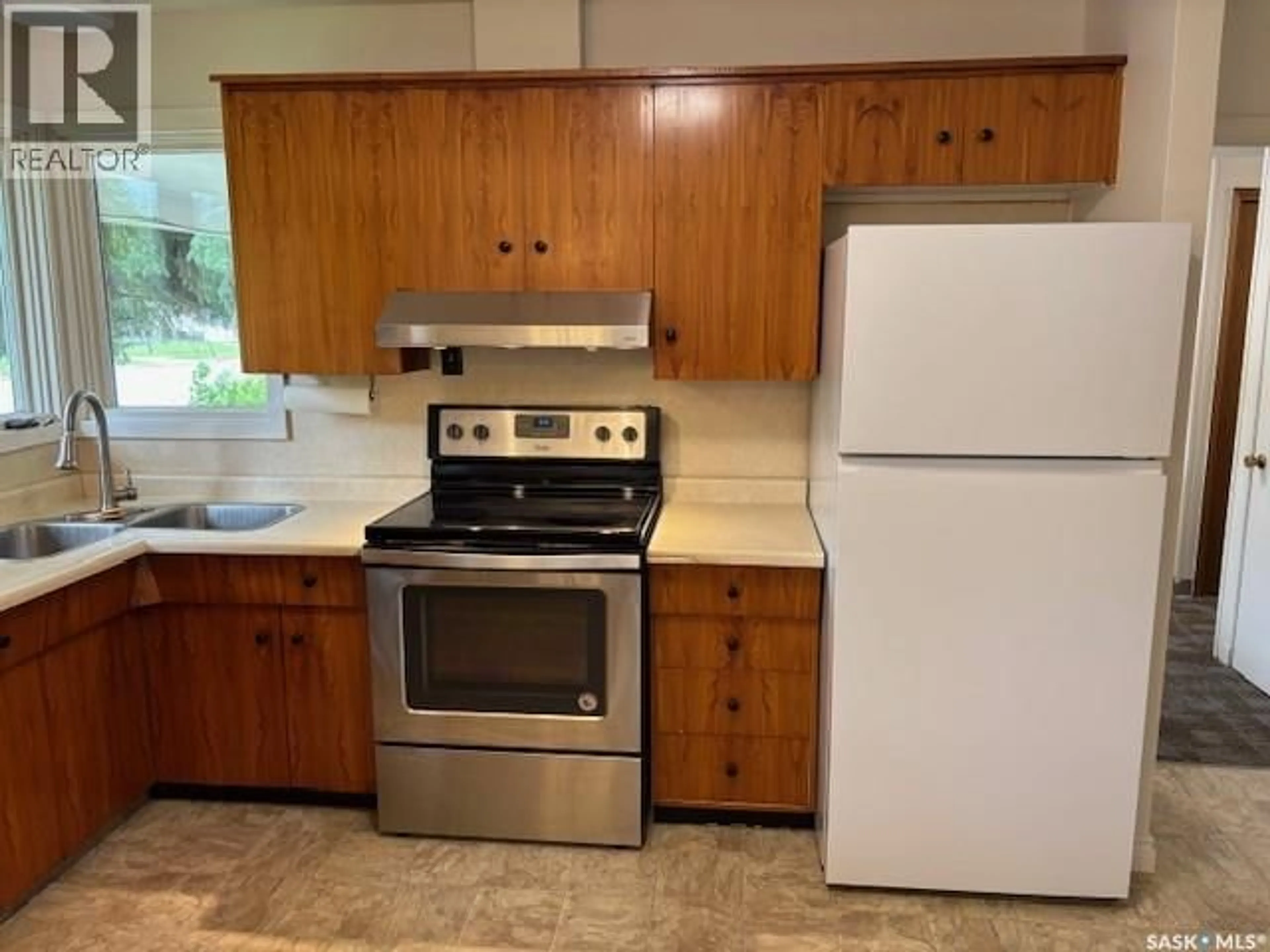 Standard kitchen, unknown for 319 8TH AVENUE, Canora Saskatchewan S0A0L0