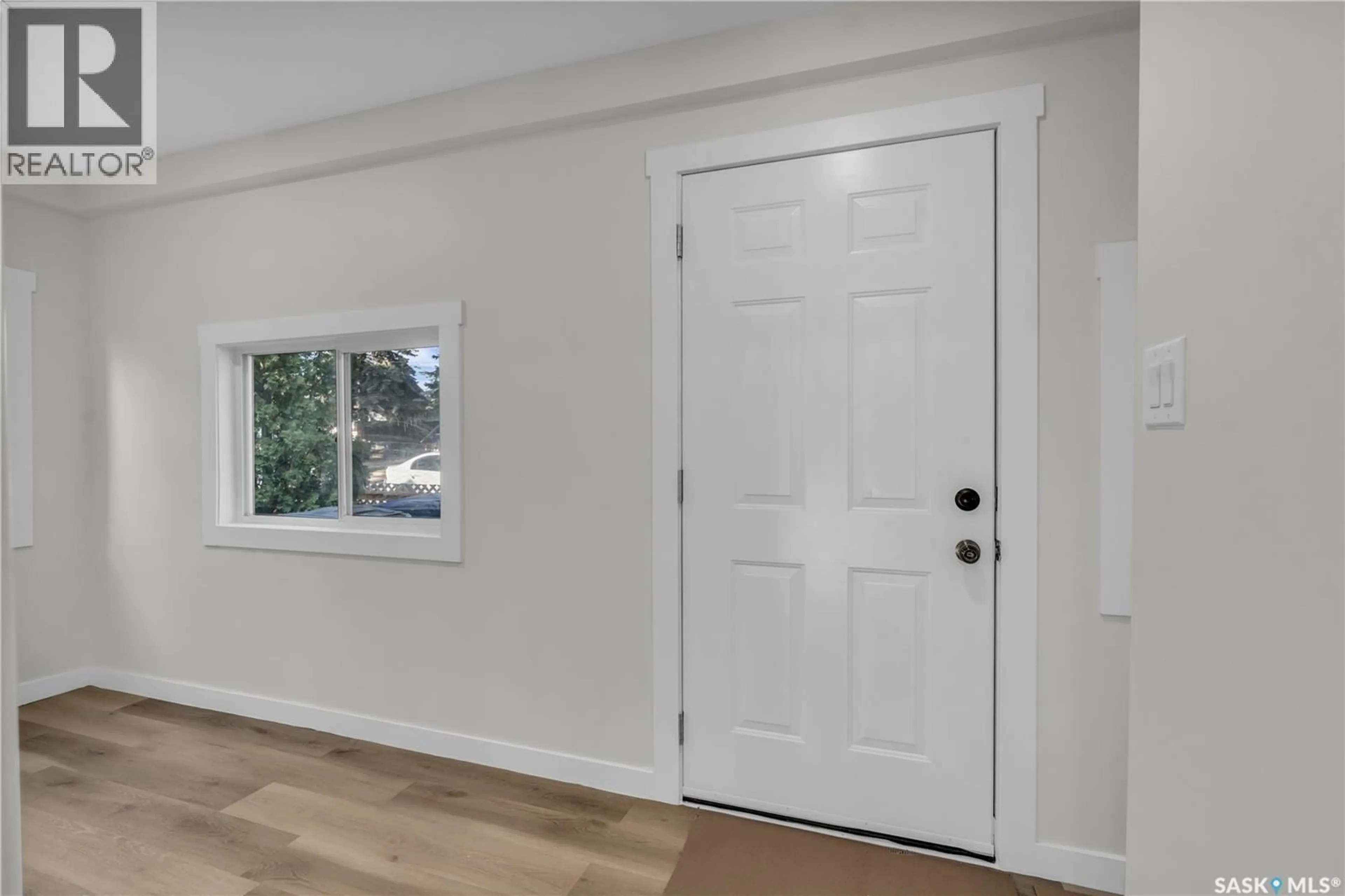Indoor entryway for 1315 G AVENUE, Saskatoon Saskatchewan S7M2N4