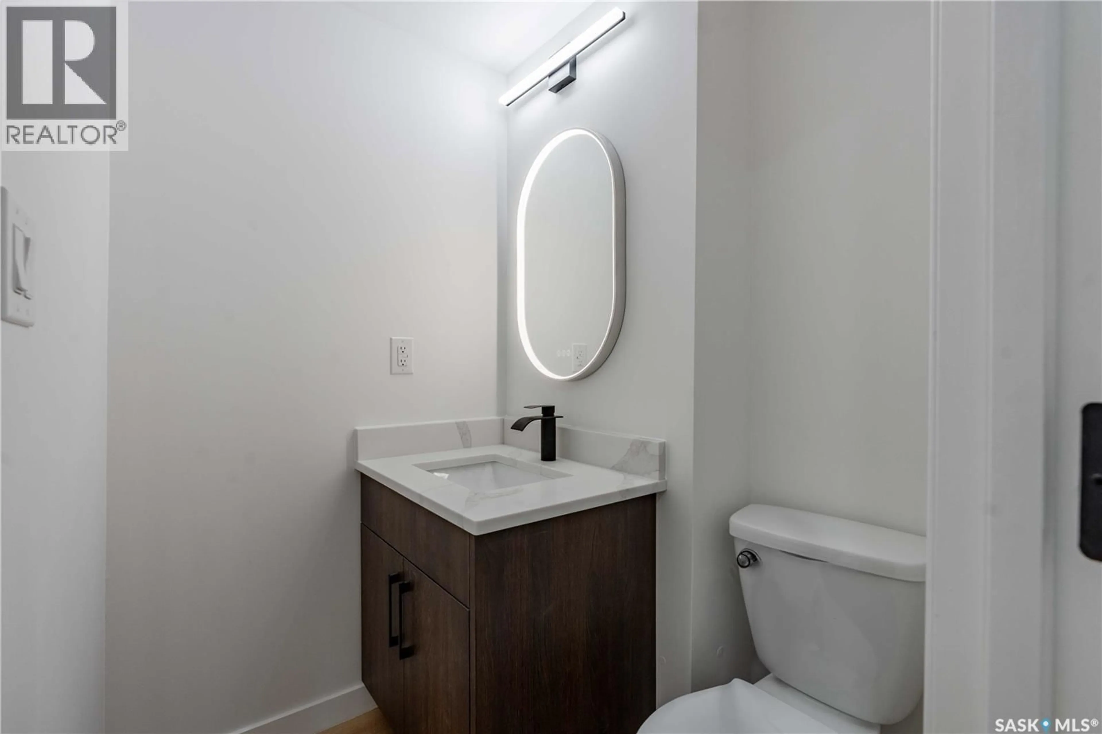 Standard bathroom, unknown for 1315 G AVENUE, Saskatoon Saskatchewan S7M2N4