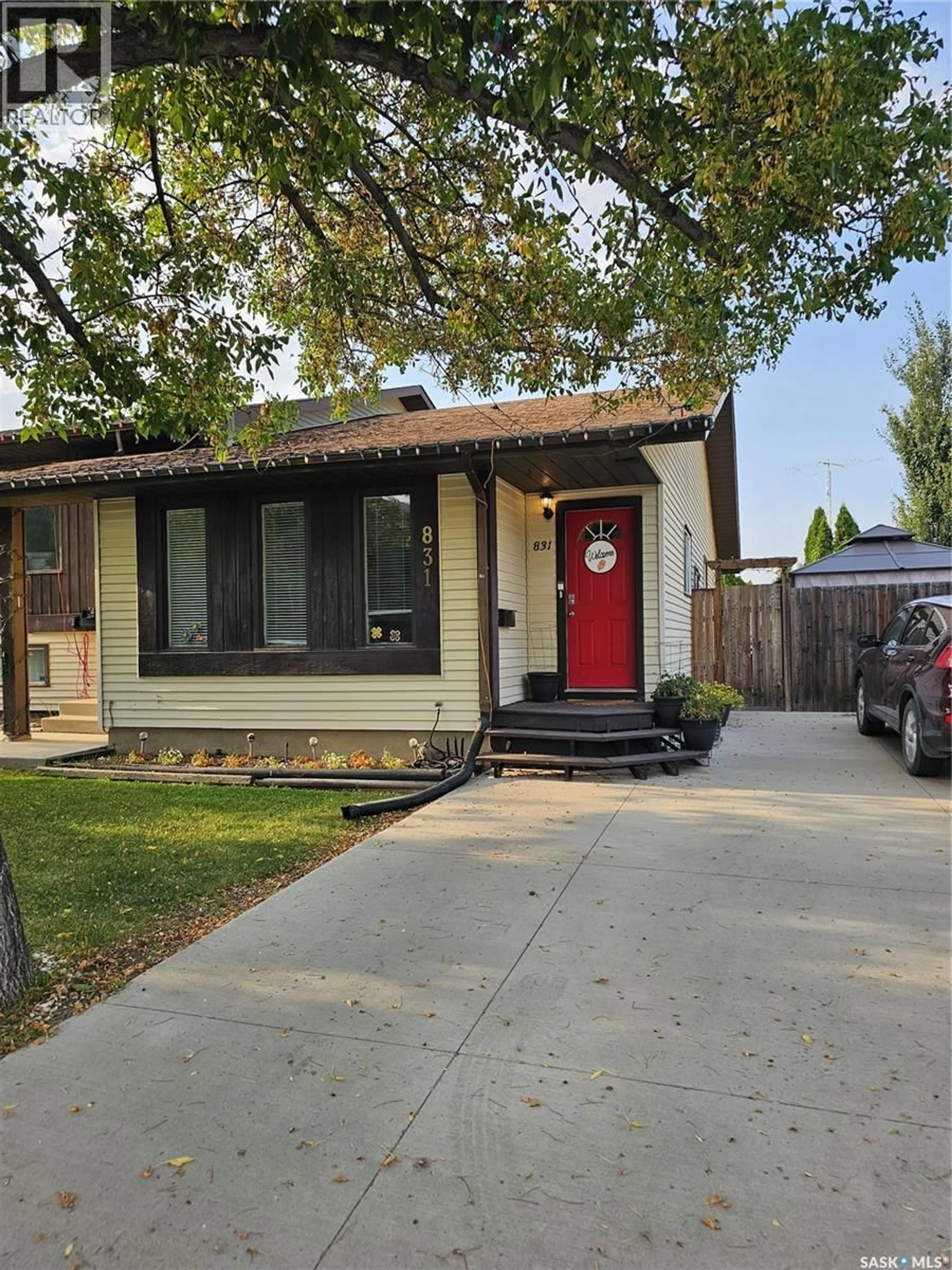 Home with vinyl exterior material, street for 831 KINGSMERE BOULEVARD, Saskatoon Saskatchewan S7J4C4