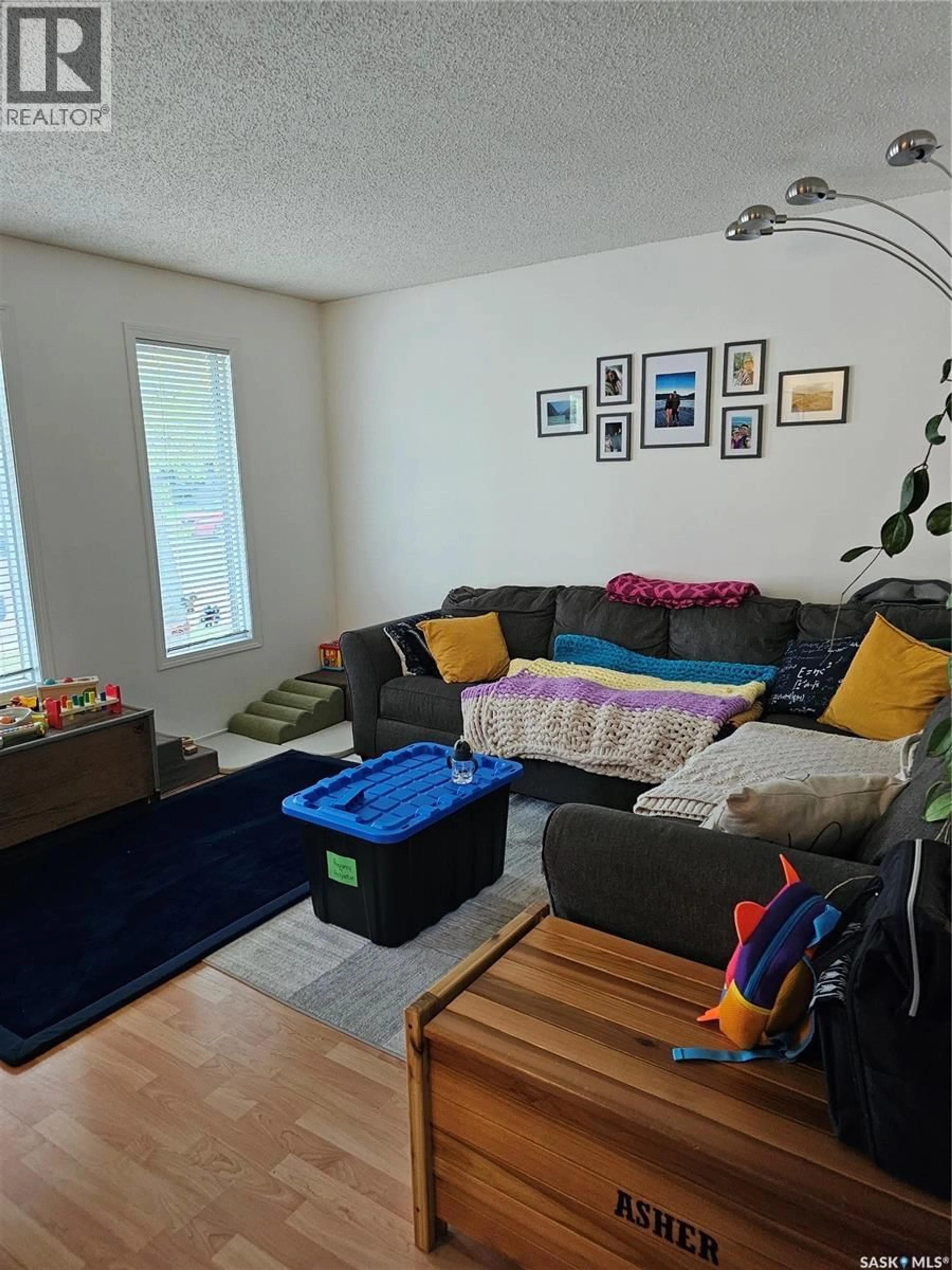 Living room with furniture, unknown for 831 KINGSMERE BOULEVARD, Saskatoon Saskatchewan S7J4C4