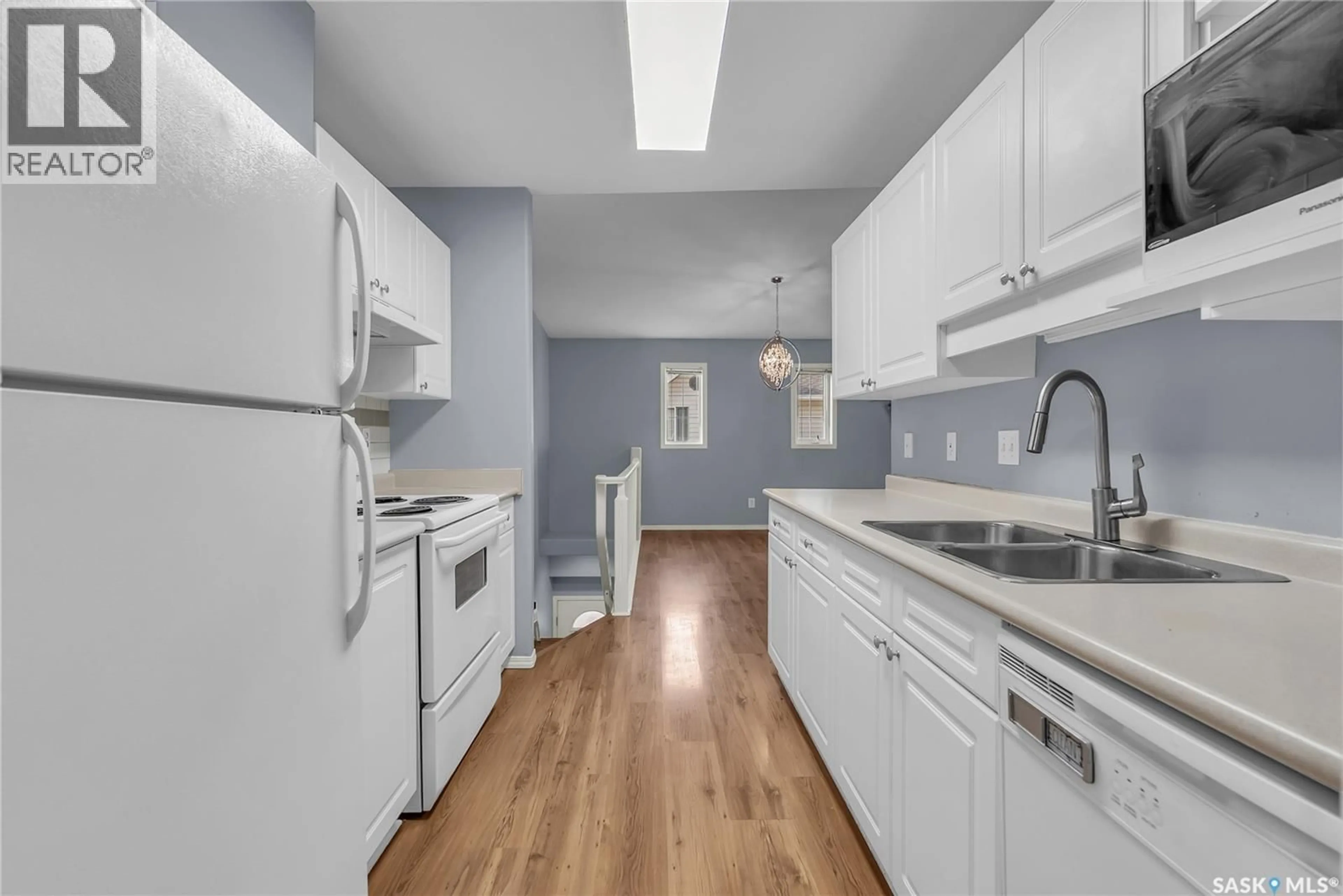 Standard kitchen, unknown for 425A - 204 KEEVIL CRESCENT, Saskatoon Saskatchewan S7N4R9