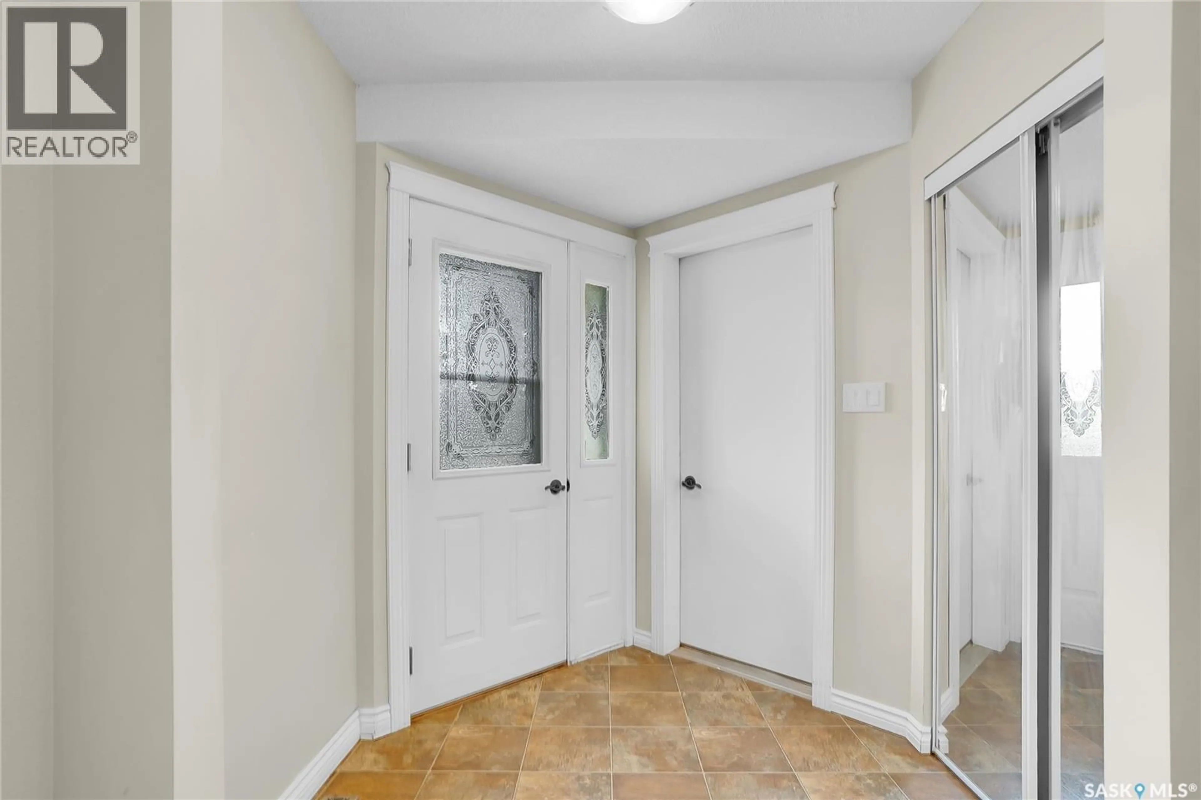 Indoor entryway for 22 3415 CALDER CRESCENT, Saskatoon Saskatchewan S7J5A3