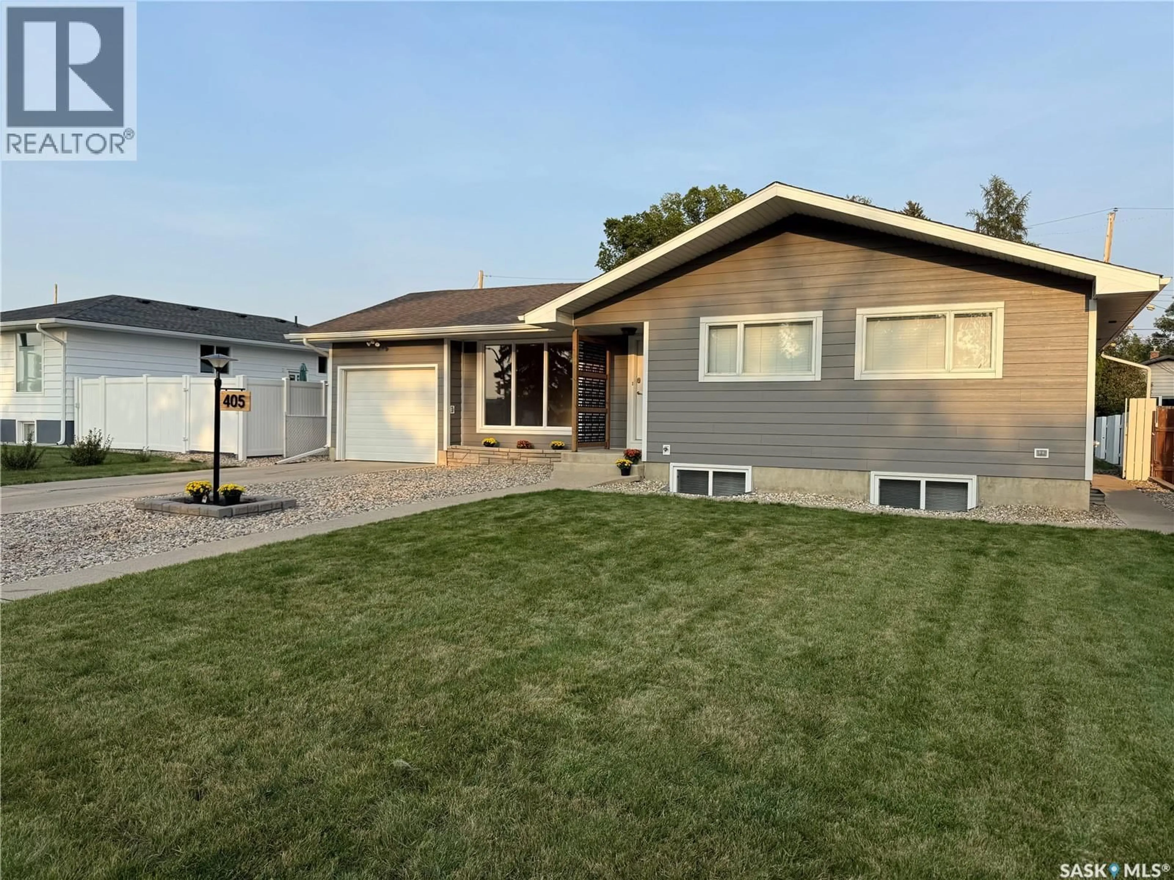 Home with vinyl exterior material, street for 405 PRESTON AVENUE, Saskatoon Saskatchewan S7H2V1