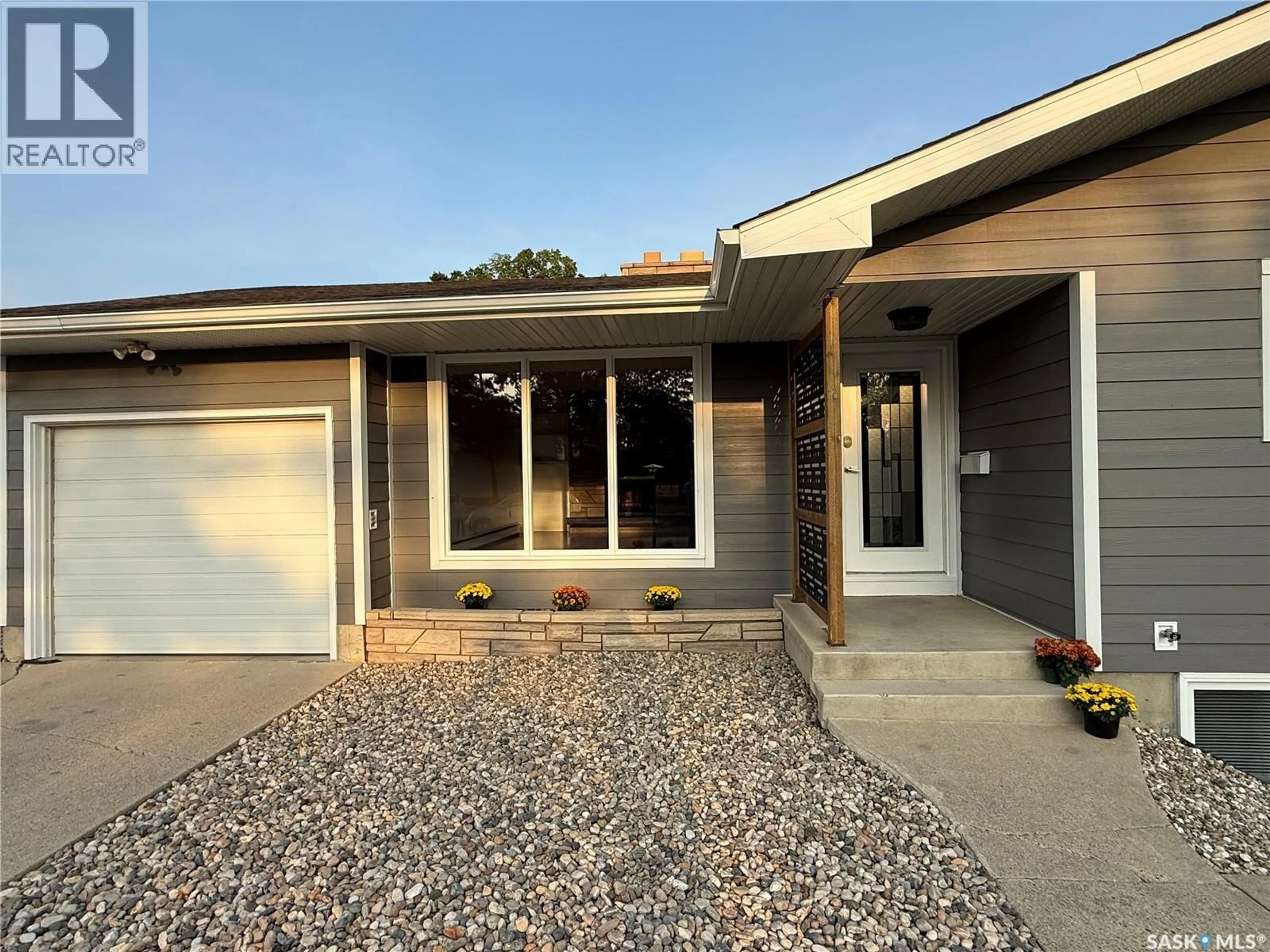 Home with vinyl exterior material, street for 405 PRESTON AVENUE, Saskatoon Saskatchewan S7H2V1