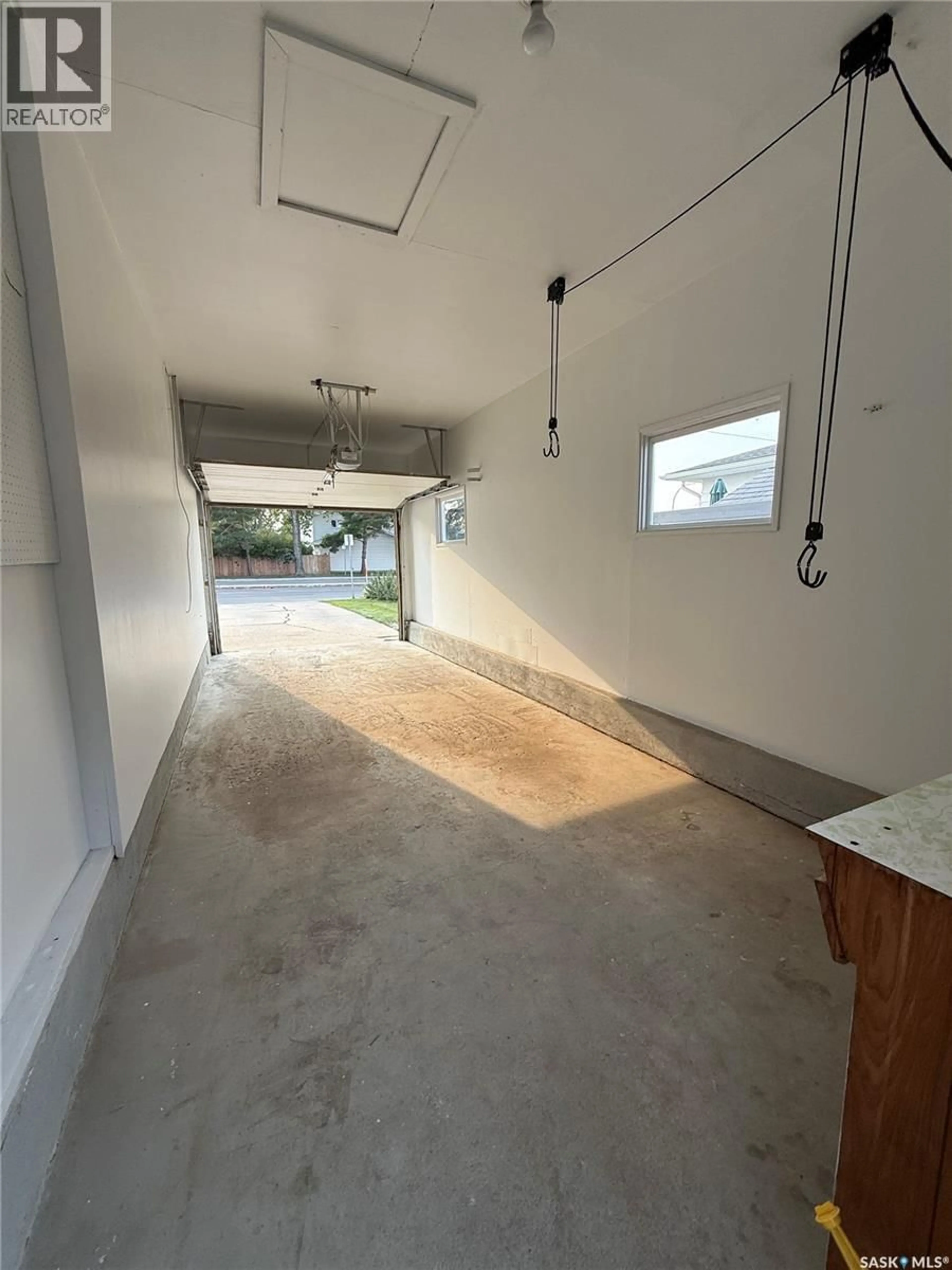 Indoor garage for 405 PRESTON AVENUE, Saskatoon Saskatchewan S7H2V1